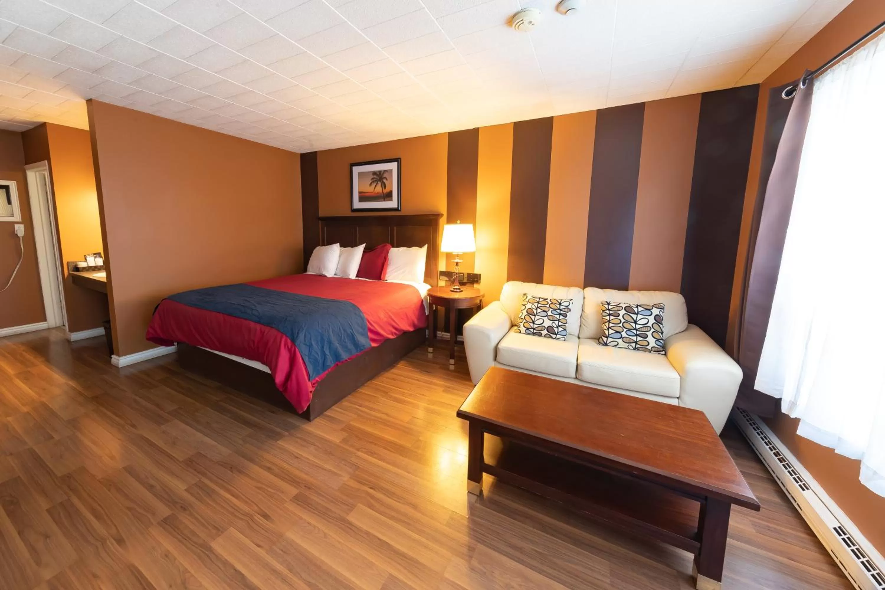 Bed in Villager Lodge Niagara Falls