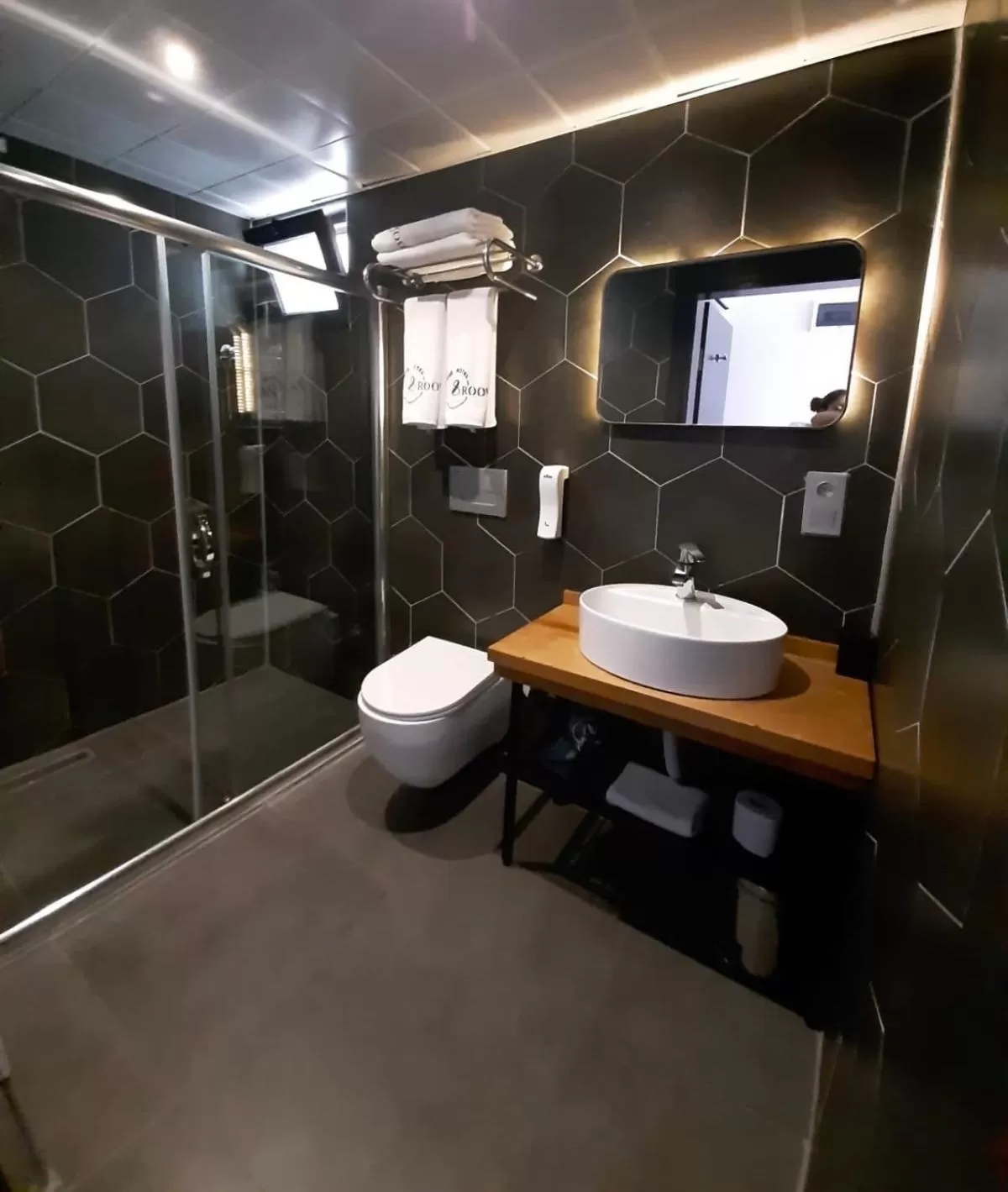 Shower in 8 Rooms Hotel