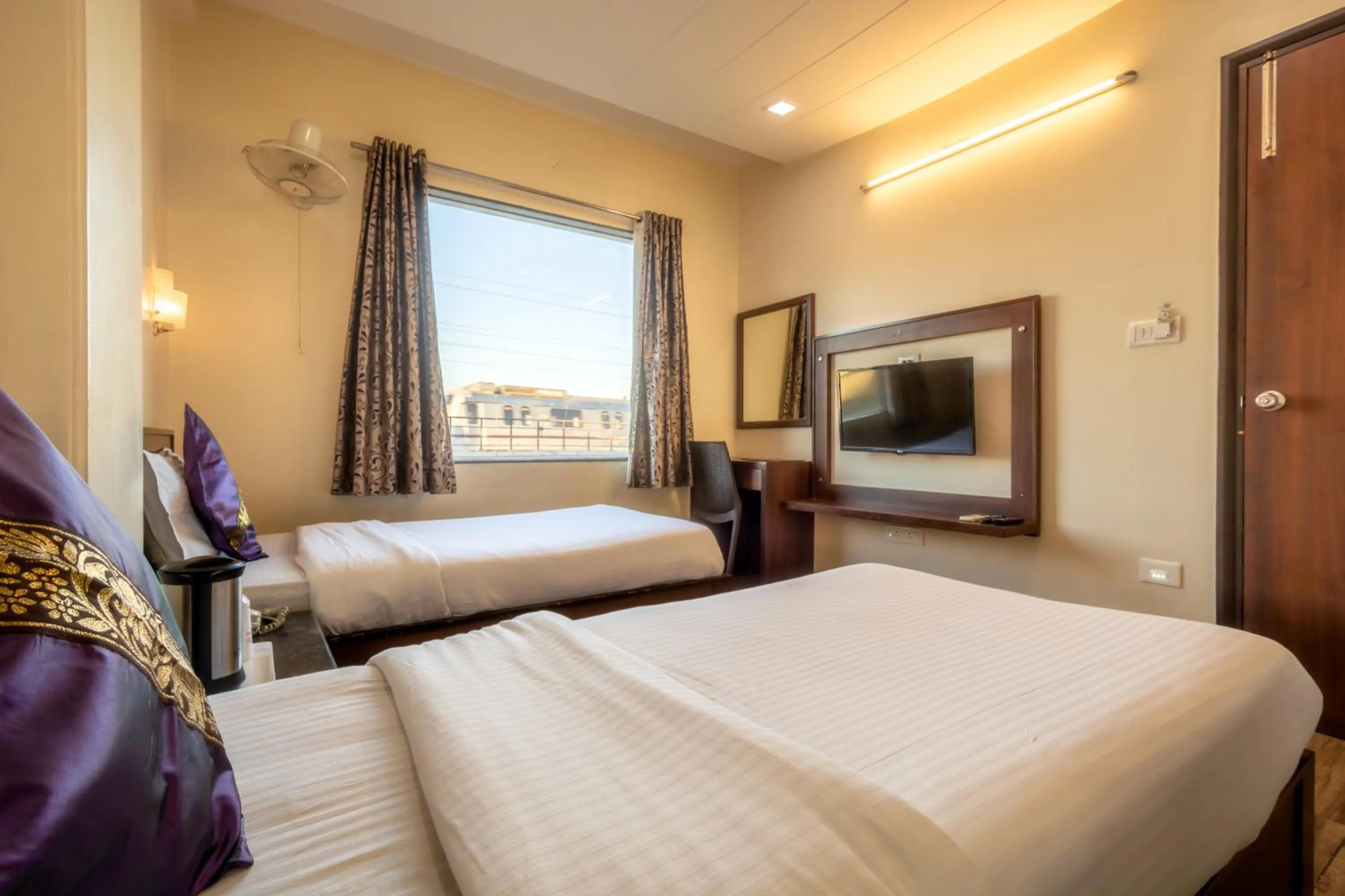 Communal lounge/ TV room, Bed in Hotel Sunday Inn