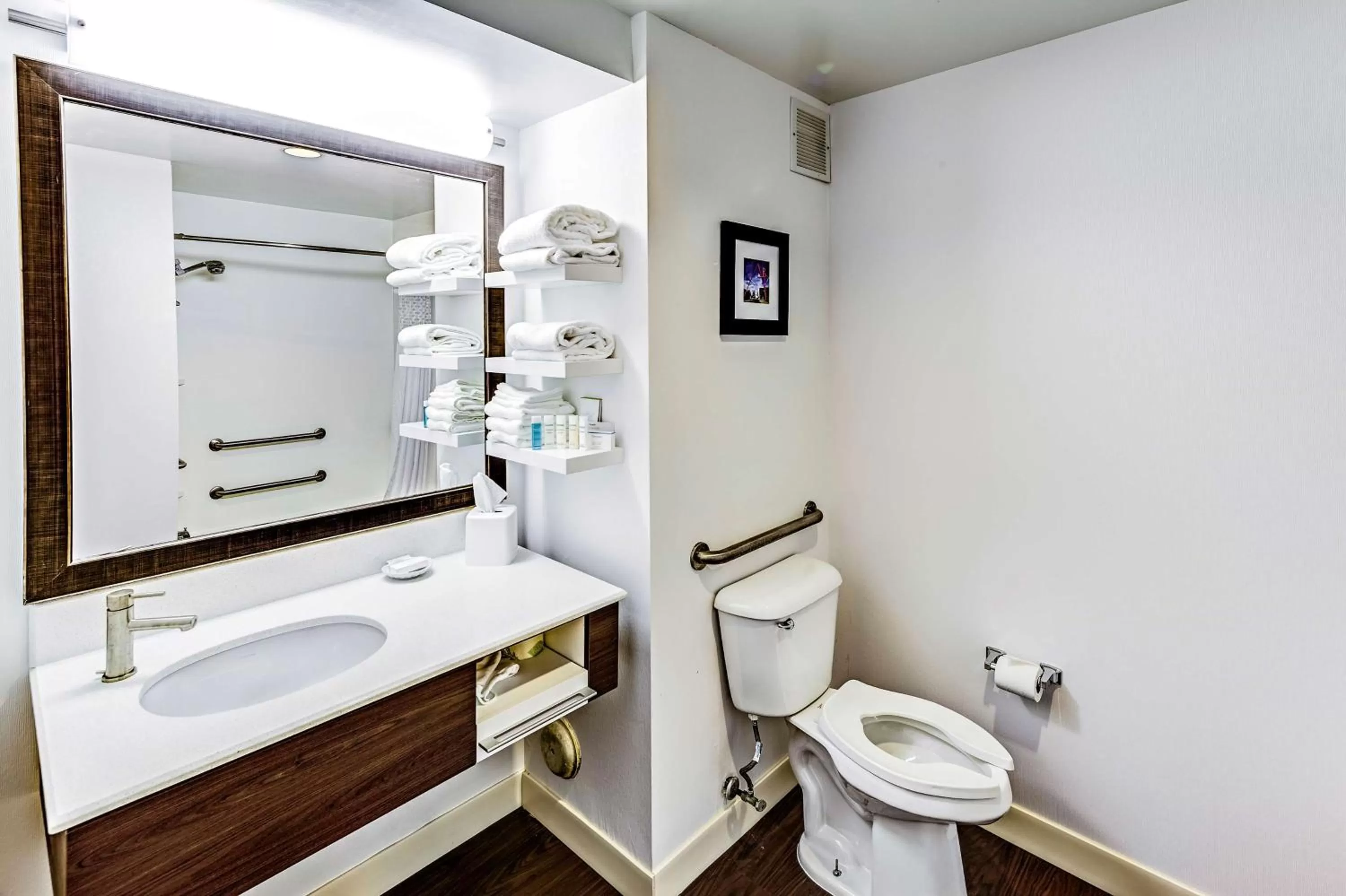 Bathroom in Hampton Inn Columbus I-70E/Hamilton Road