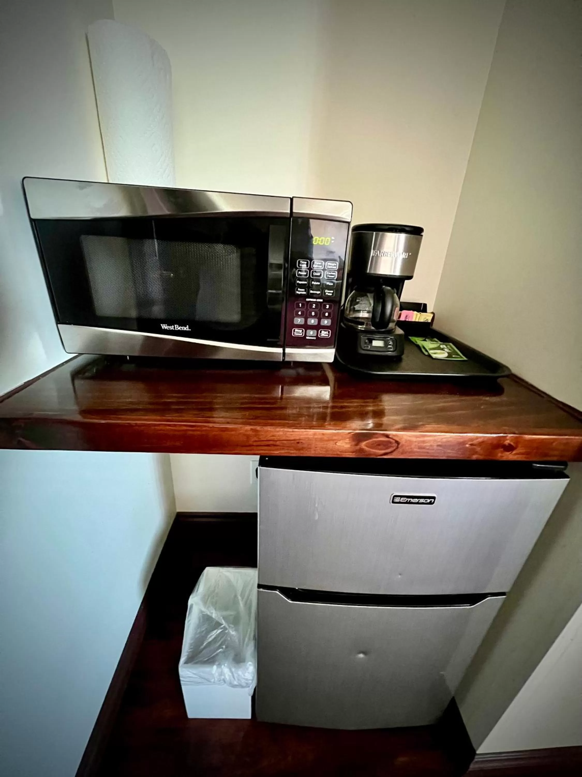 Kitchen/Kitchenette in The Monarch Hotel