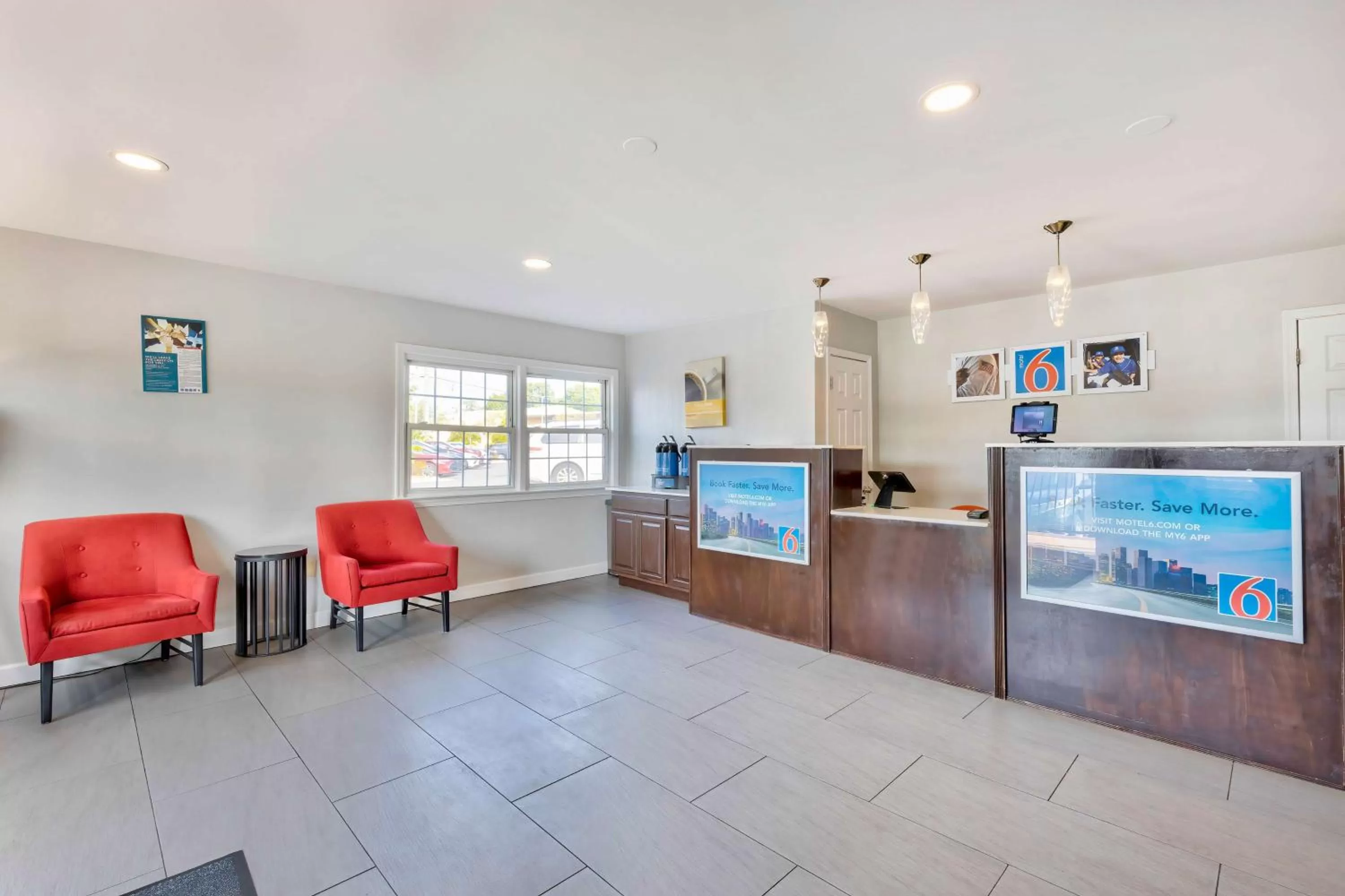 Lobby or reception in Motel 6-Falls Church, VA - Arlington Boulevard