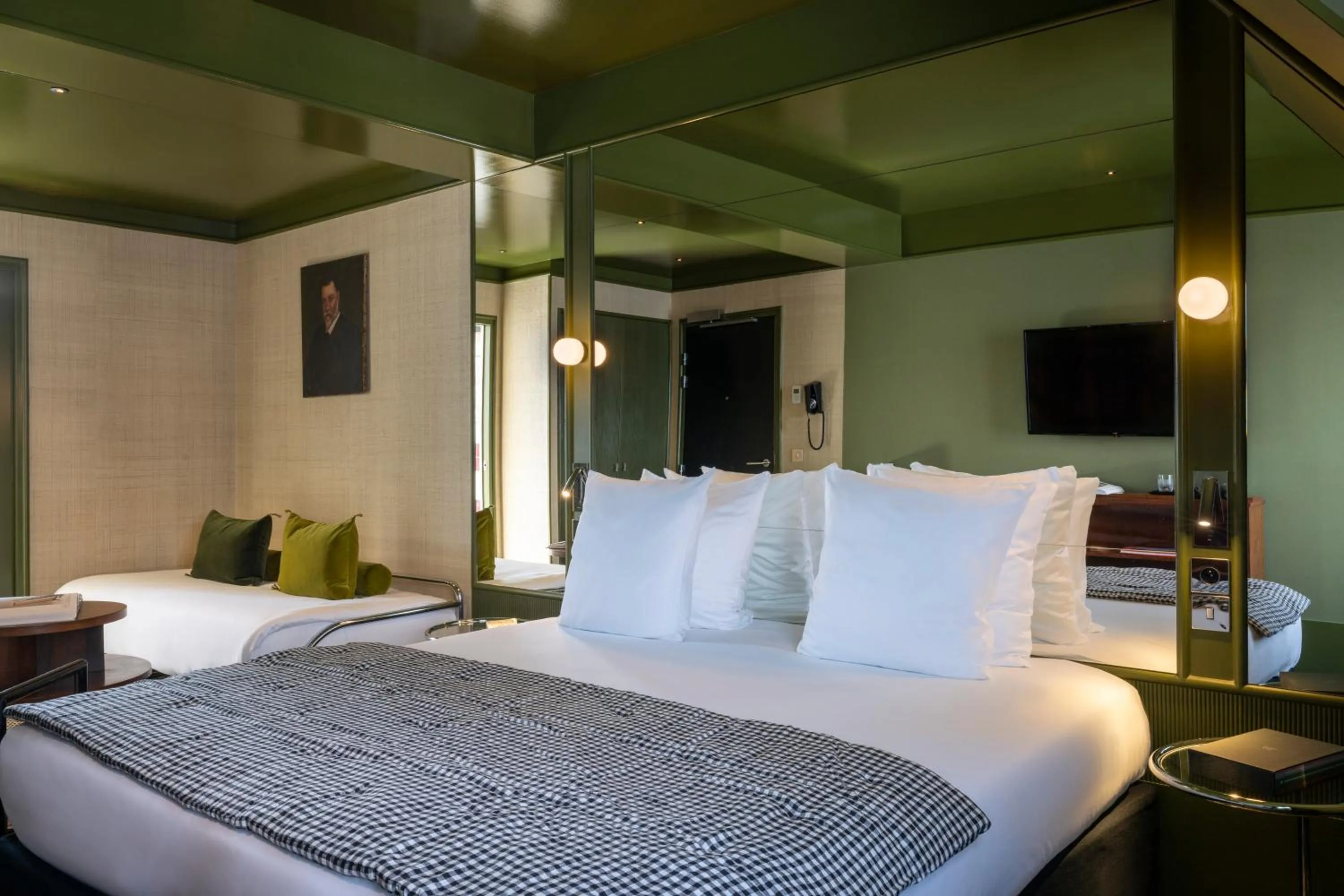 Living room, Bed in Hôtel du Home Moderne