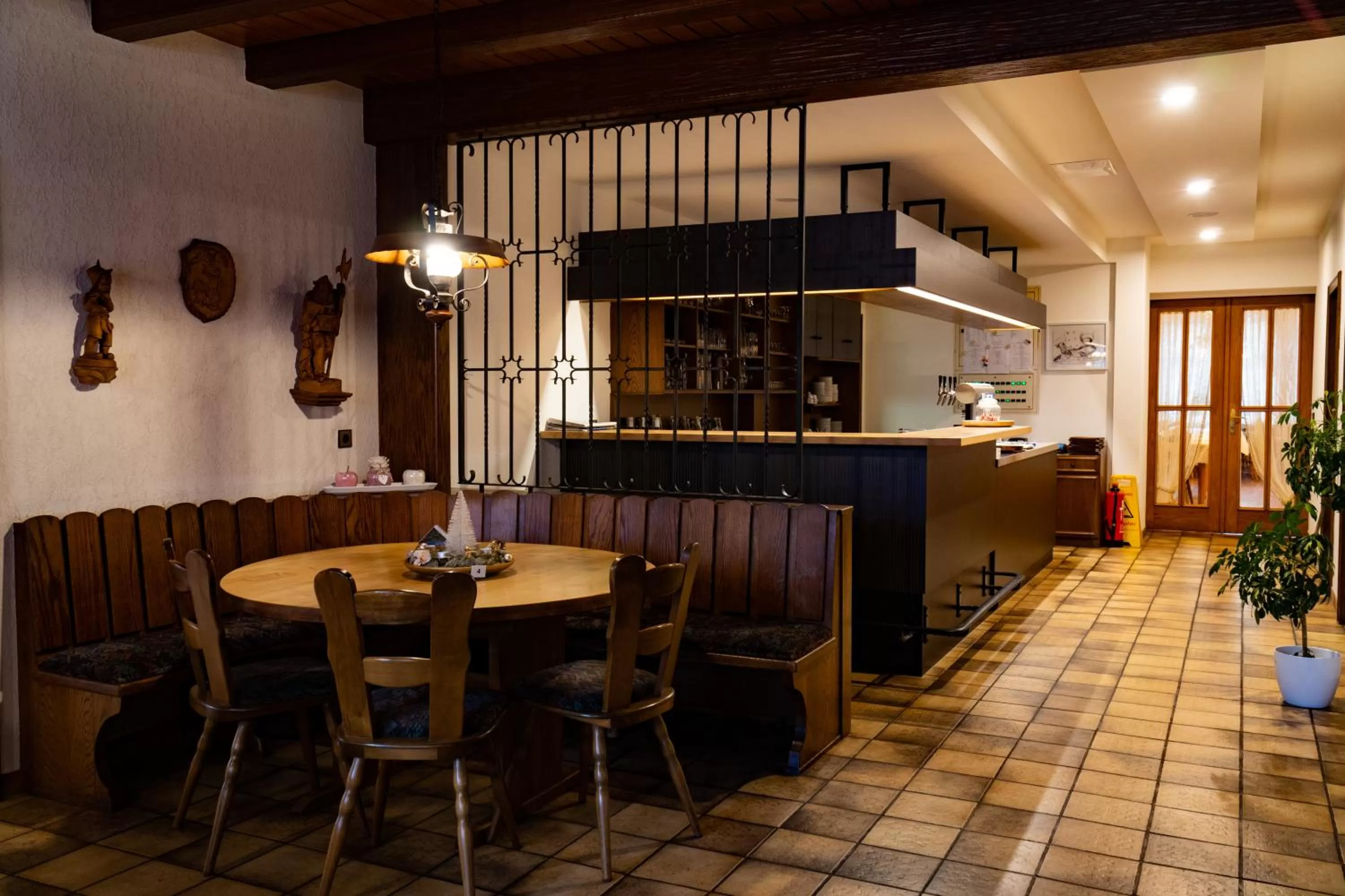 Restaurant/places to eat in Hotel Eleon