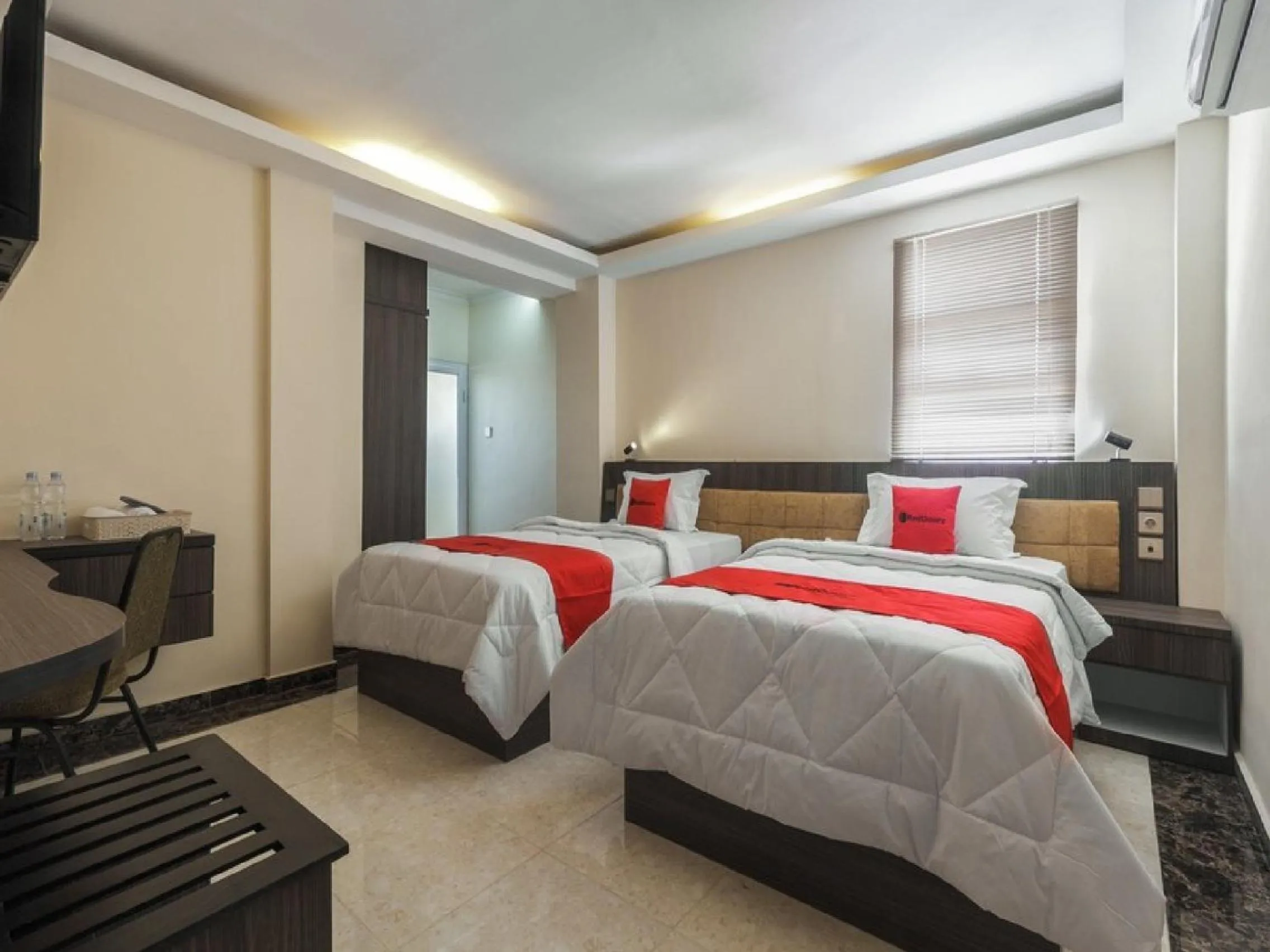 Bedroom, Bed in RedDoorz Plus at Boulevard Panakkukang Makassar