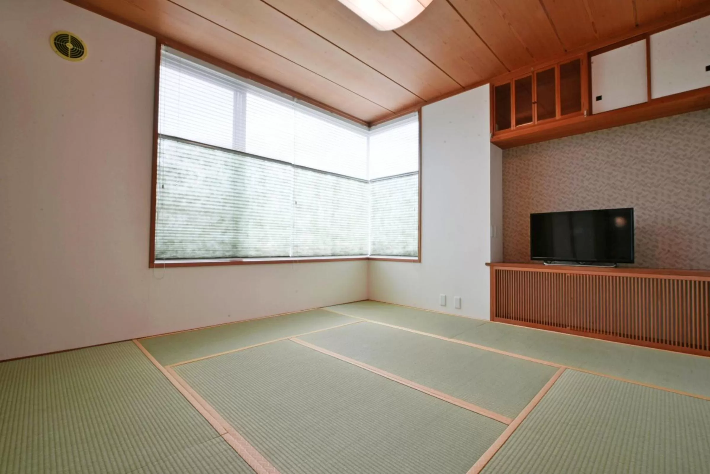 Bedroom, Tennis/Squash in Hostel PLEASURE MARUYAMA