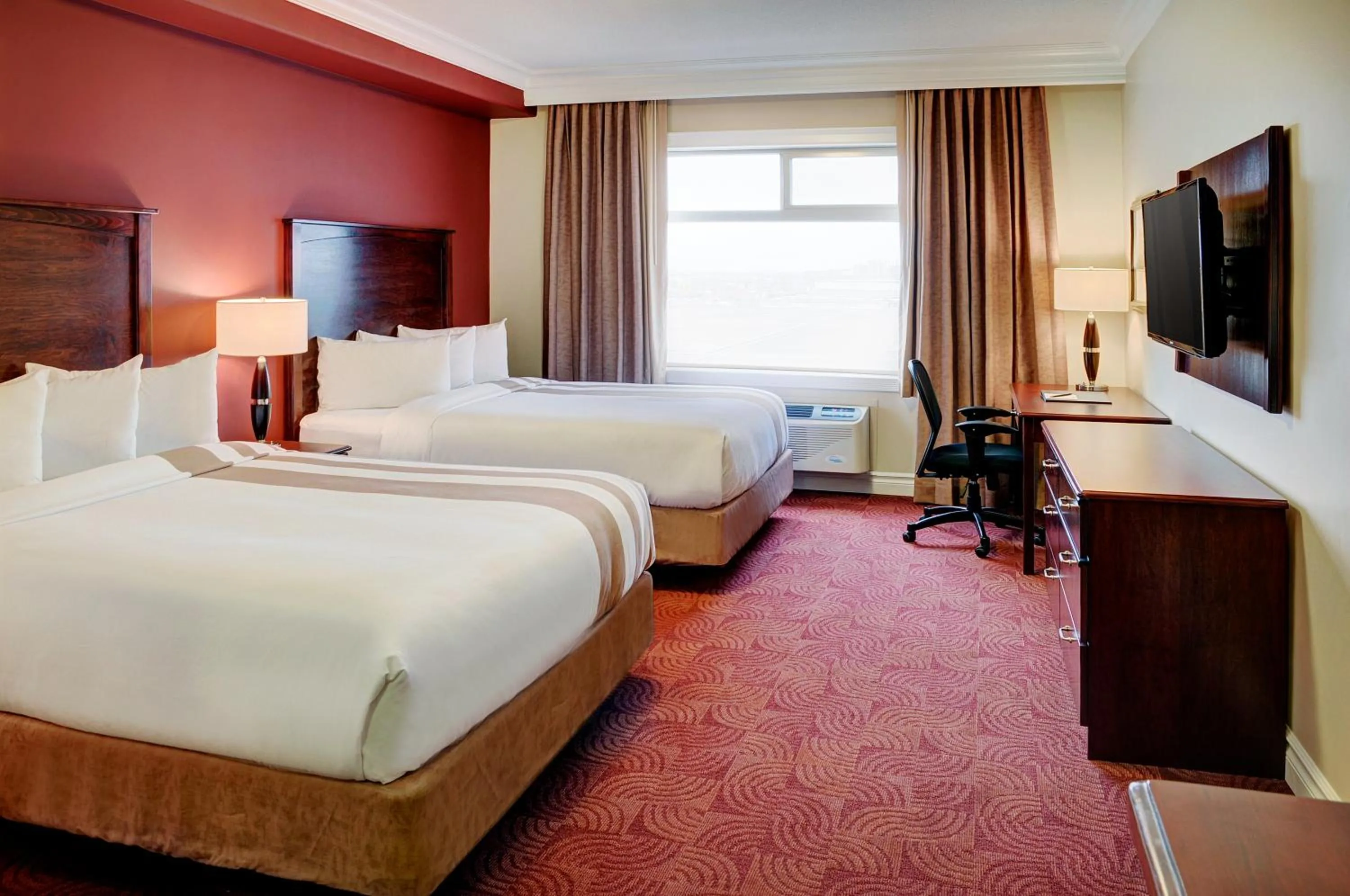 Photo of the whole room, Bed in Chateau Nova Yellowhead