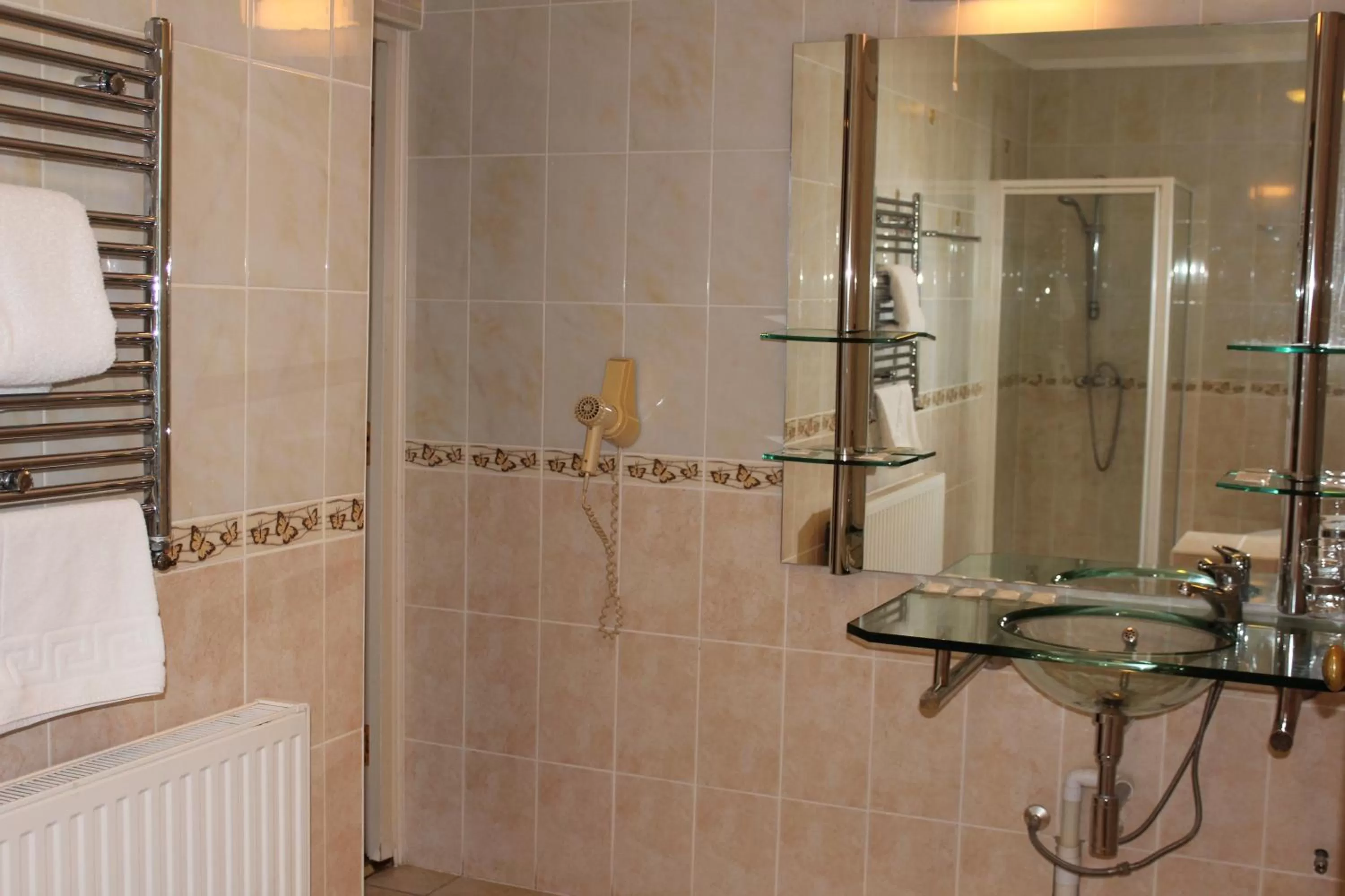 Bathroom in Desalis Hotel London Stansted