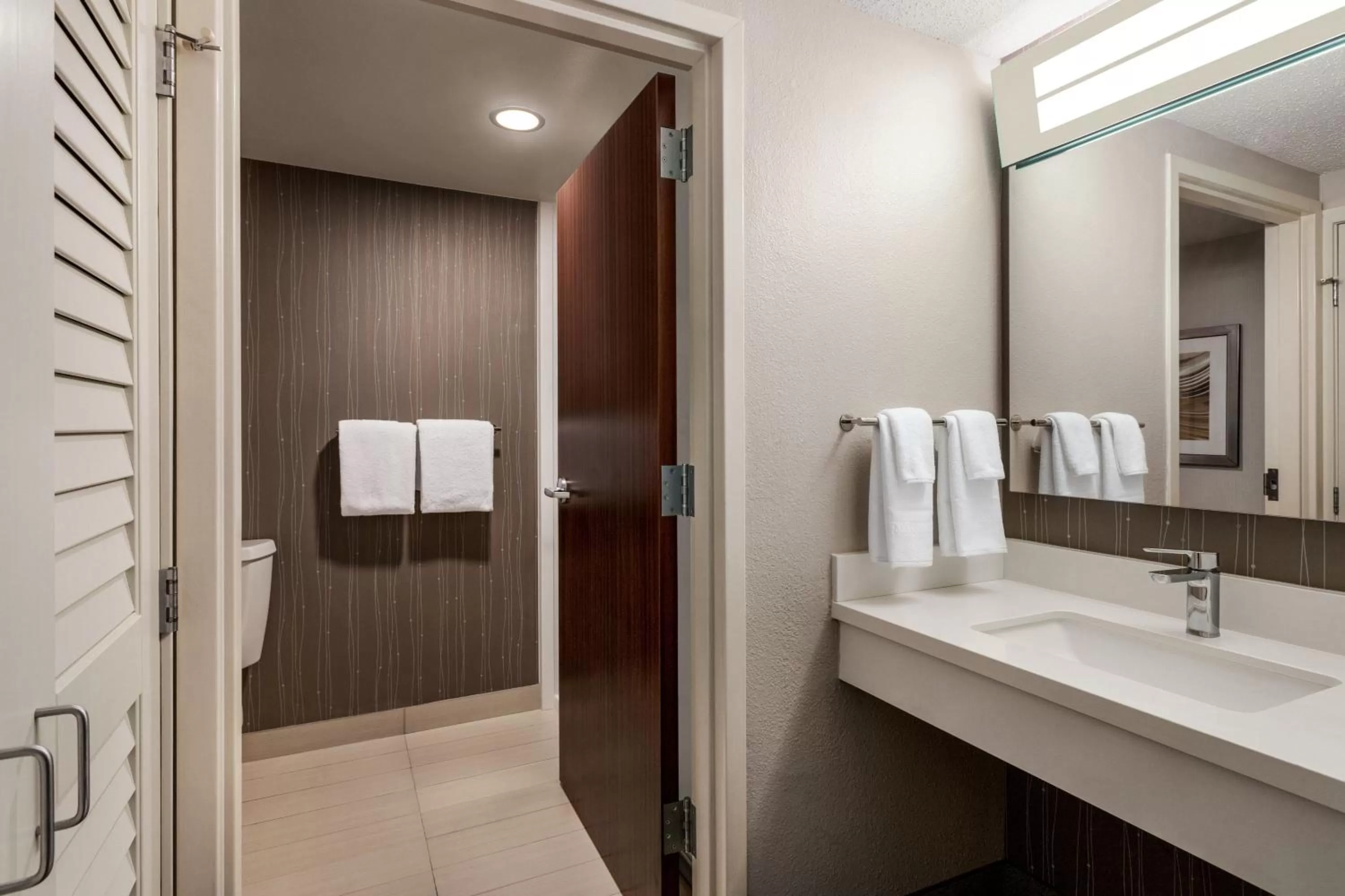 Bathroom in Courtyard Tupelo