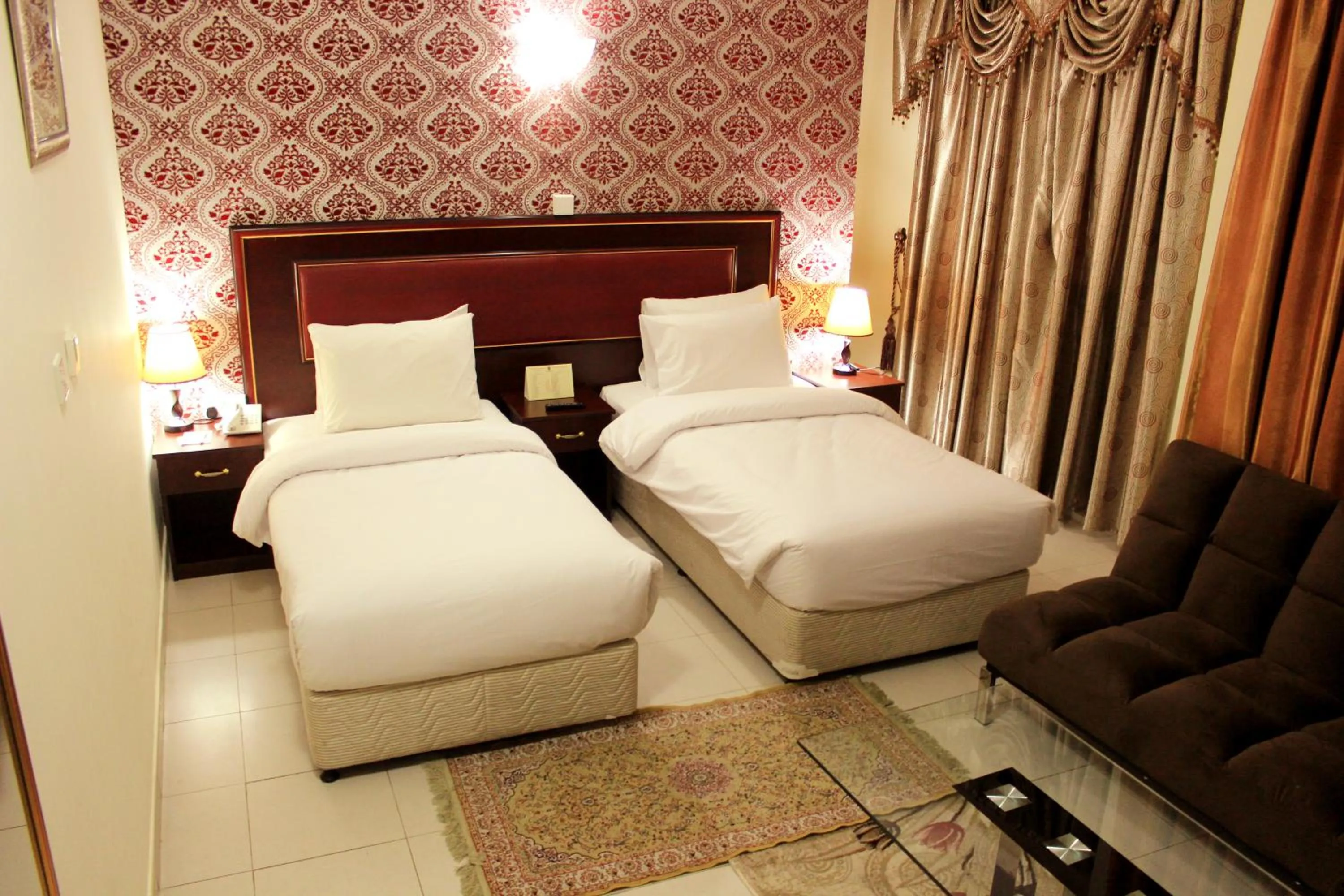 Bedroom, Bed in Montreal Naif Hotel