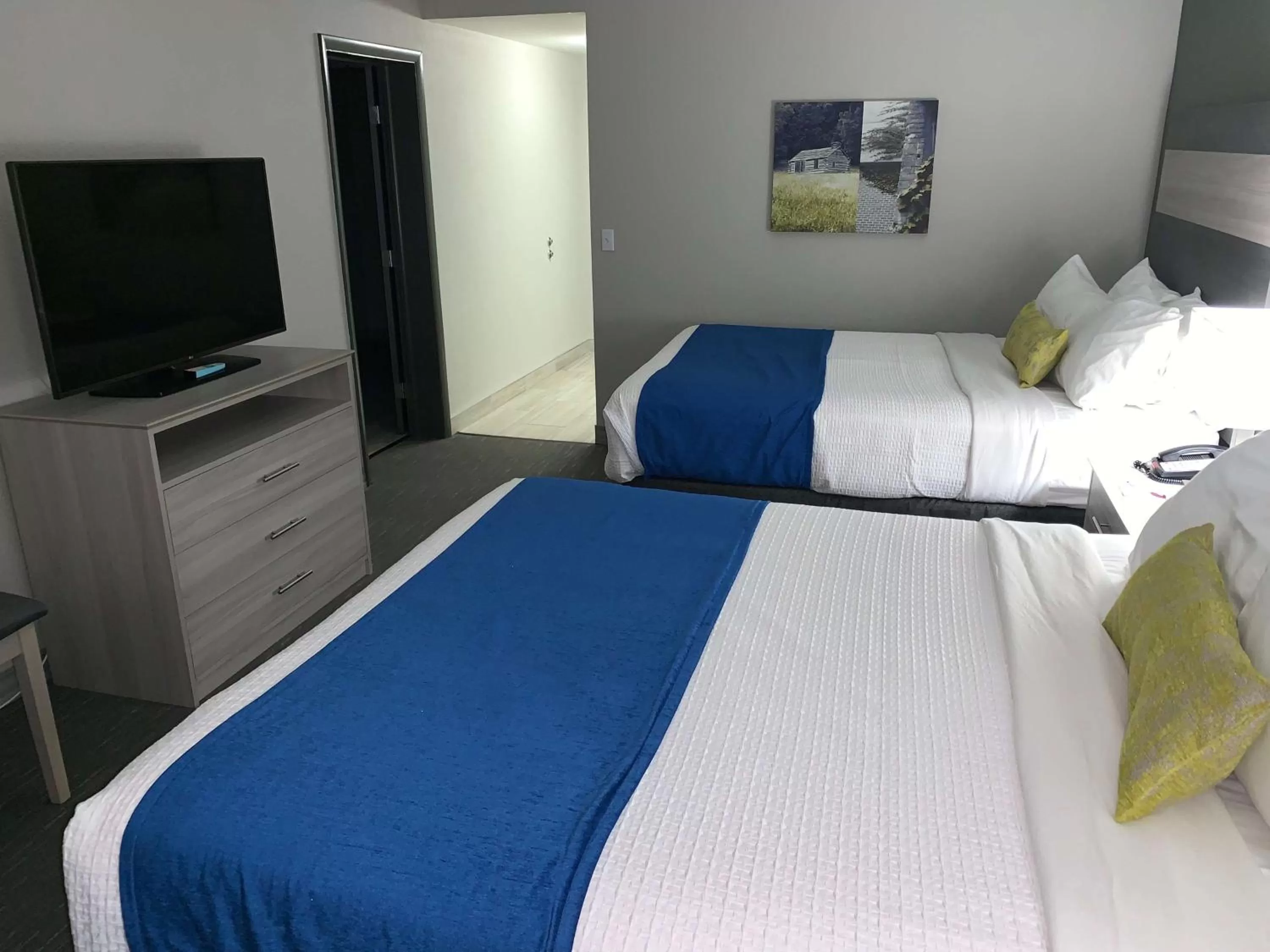 Photo of the whole room, Bed in Best Western Plus Clarks Summit Scranton Hotel