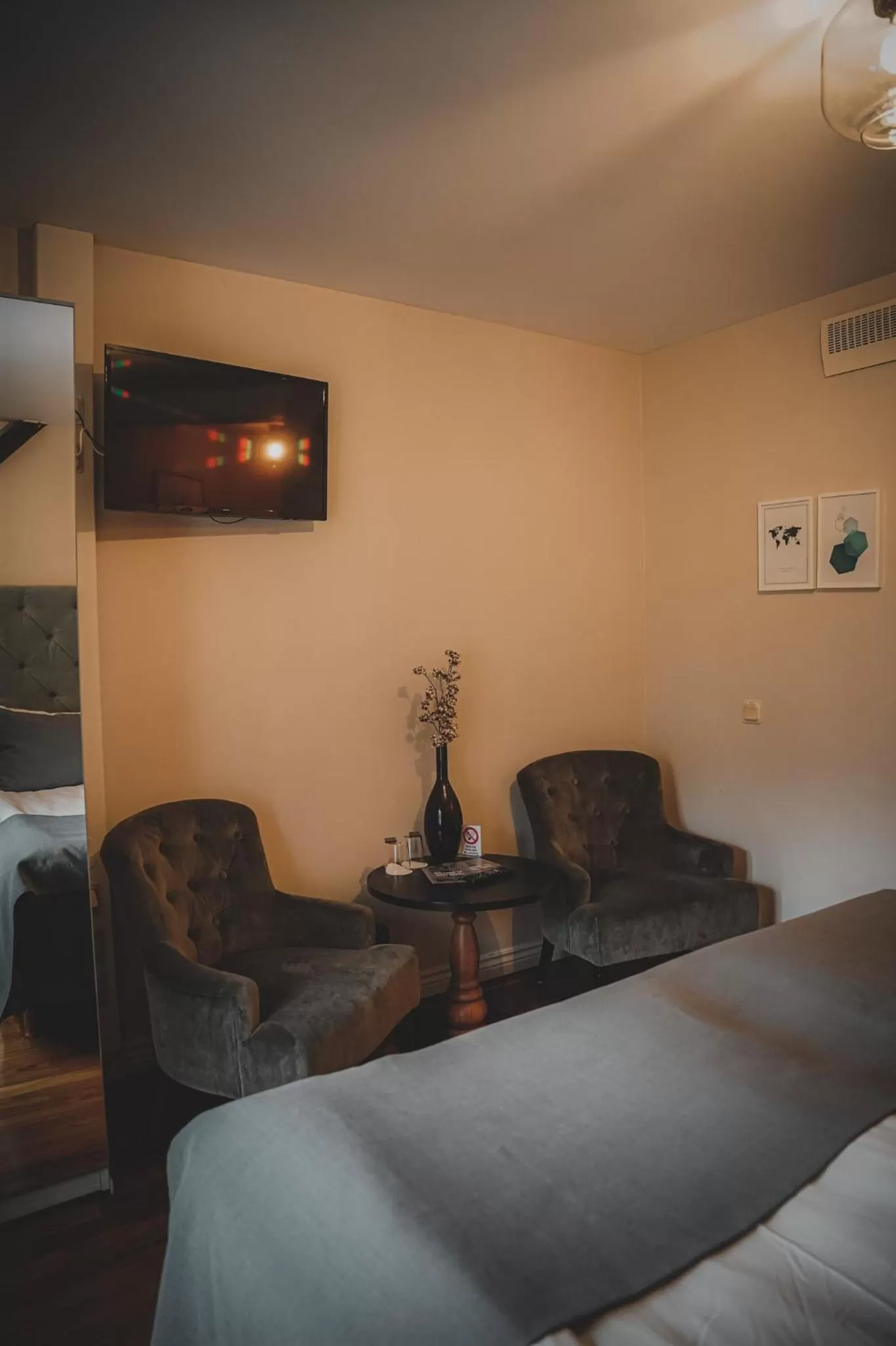 Seating area, Bed in Mojo Hotell