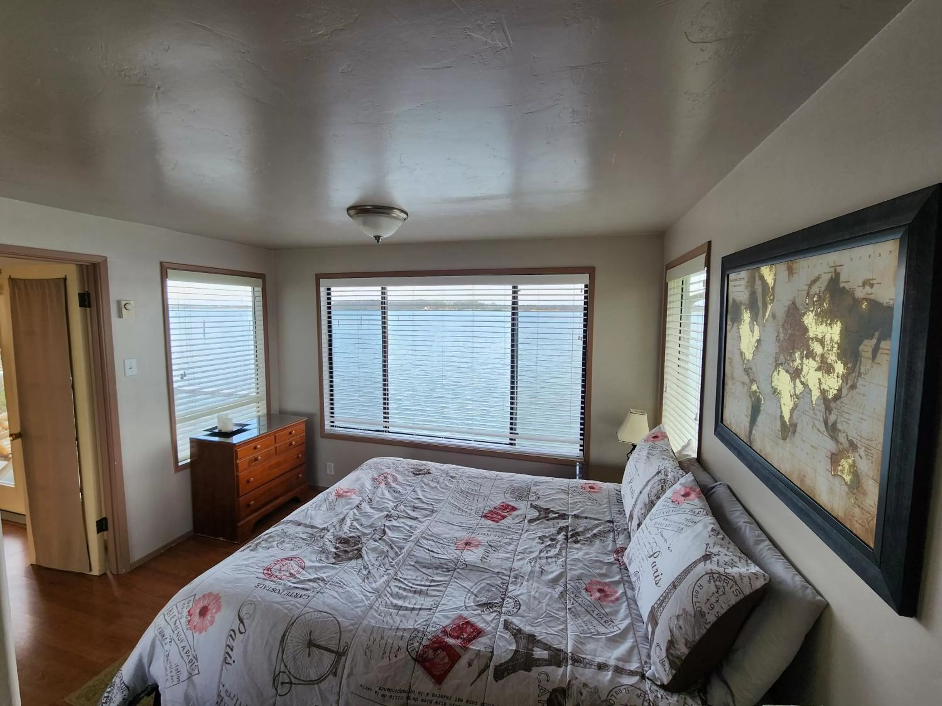 Bedroom, Bed in Plainview Motel