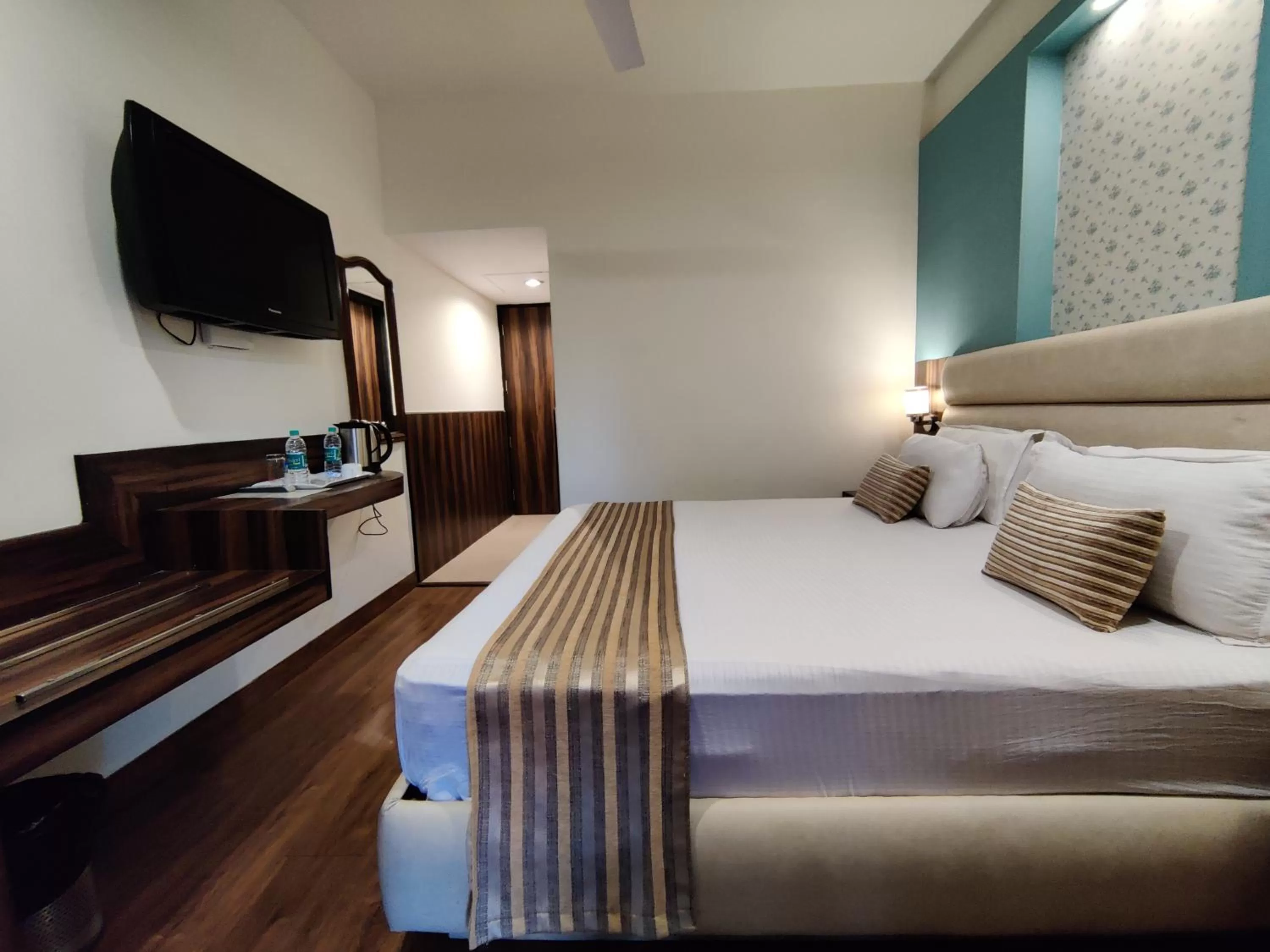 Bedroom, Bed in Hotel Shiva Continental