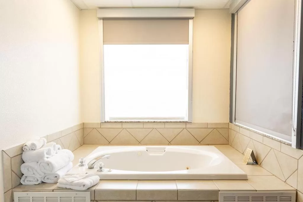 Bathroom in Savannah House Hotel