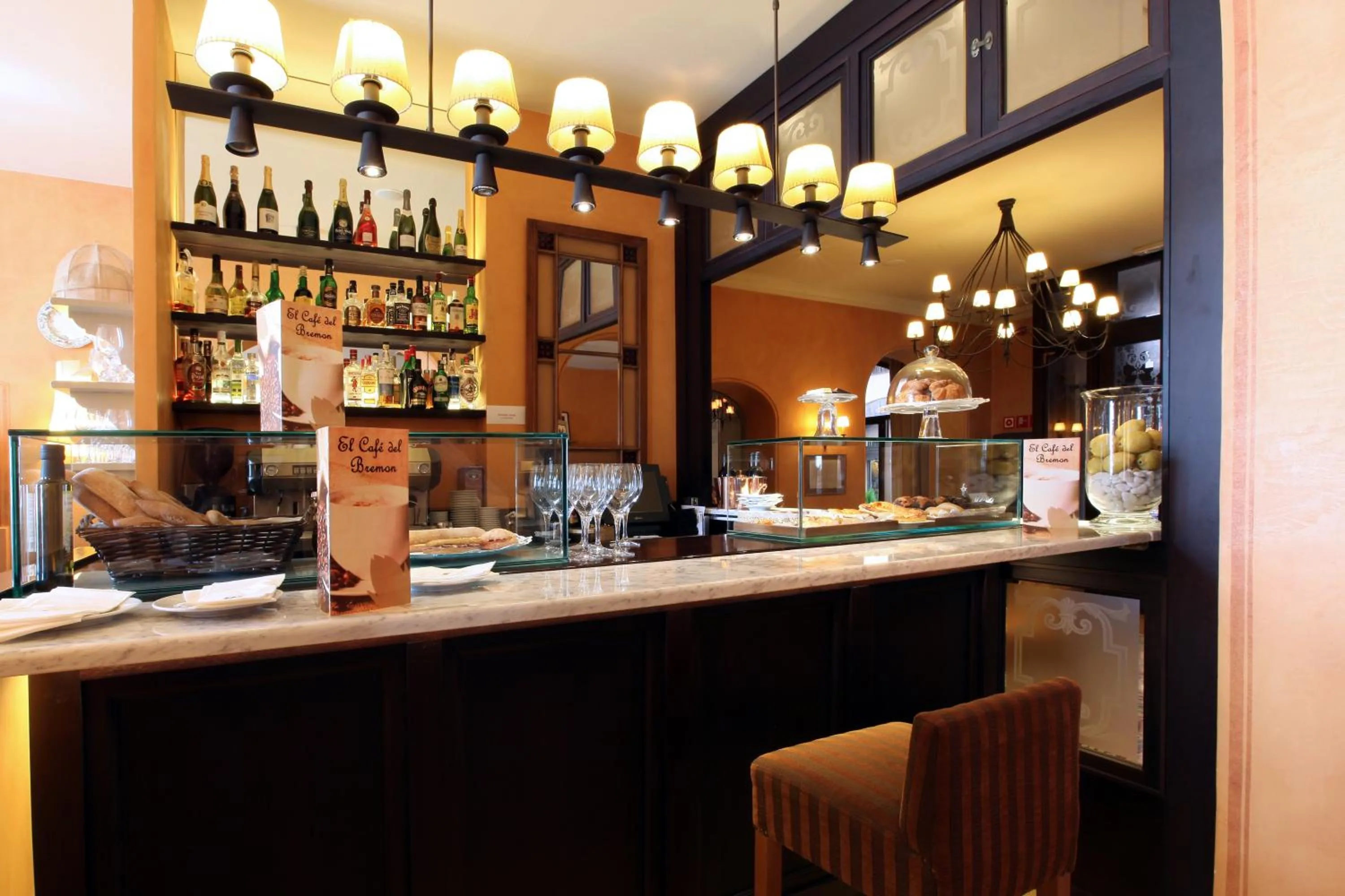 Lounge or bar in Bremon Boutique Hotel by Duquessa Hotel Collection