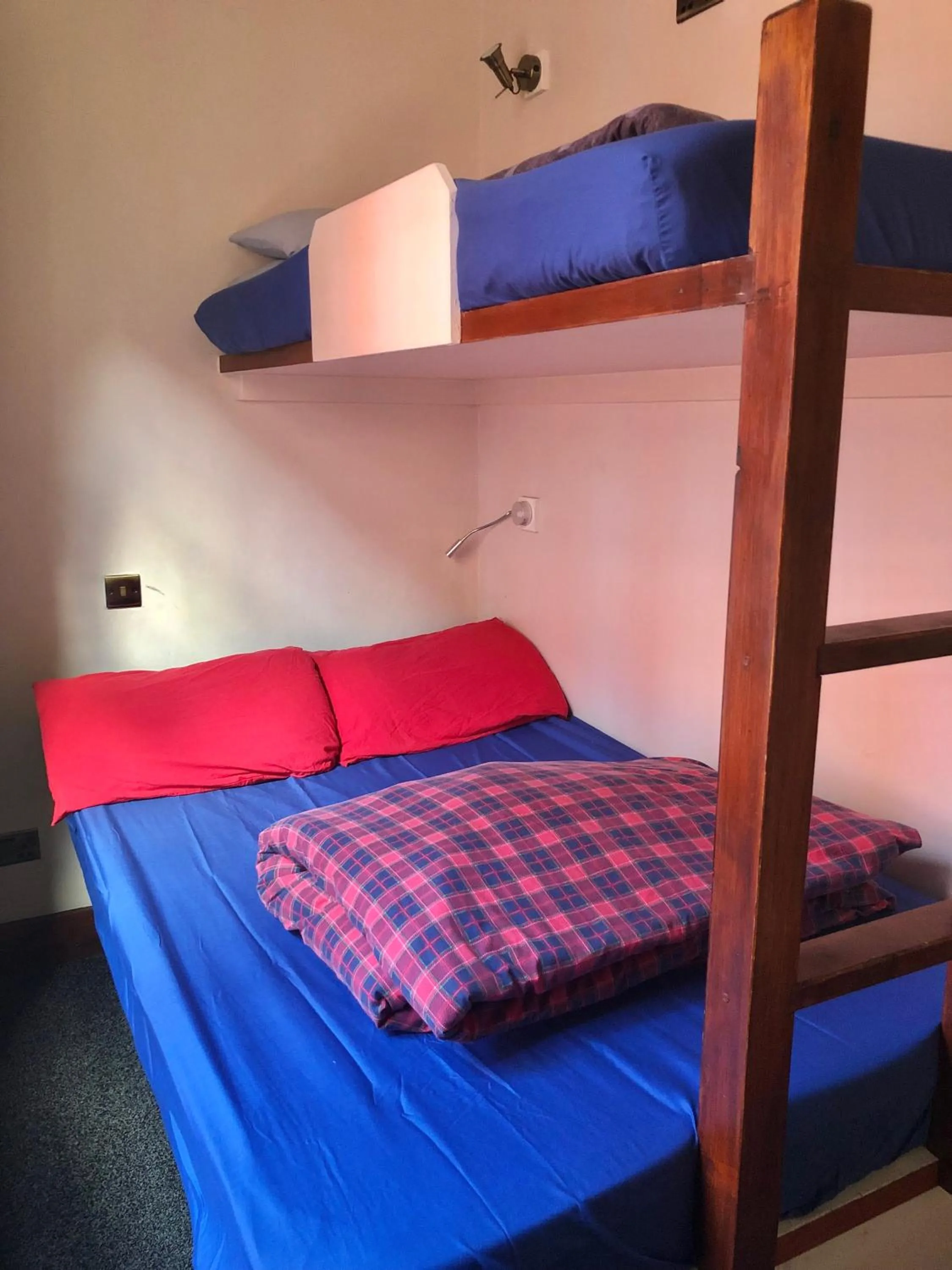 Bed in High Street Hostel - Over 18s Only, Backpackers Atmosphere
