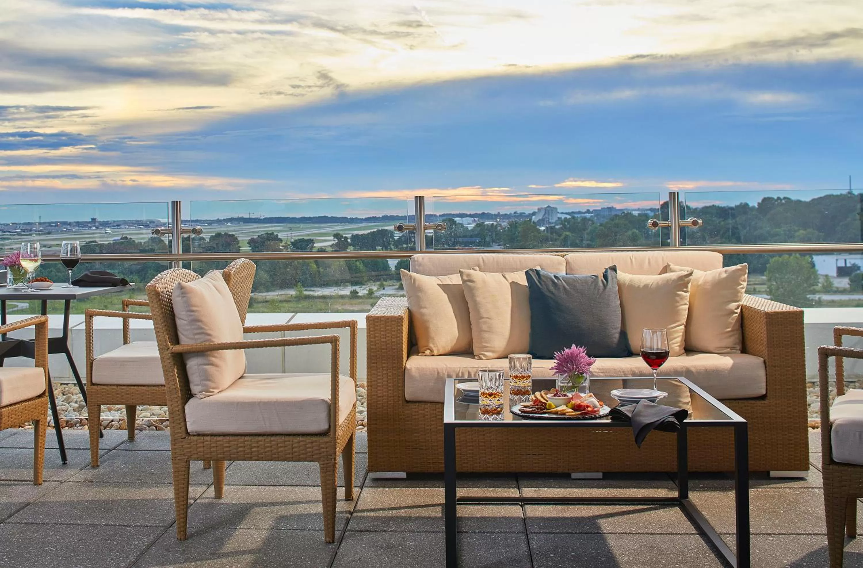 Lounge or bar in Kimpton Overland Hotel - Atlanta Airport by IHG