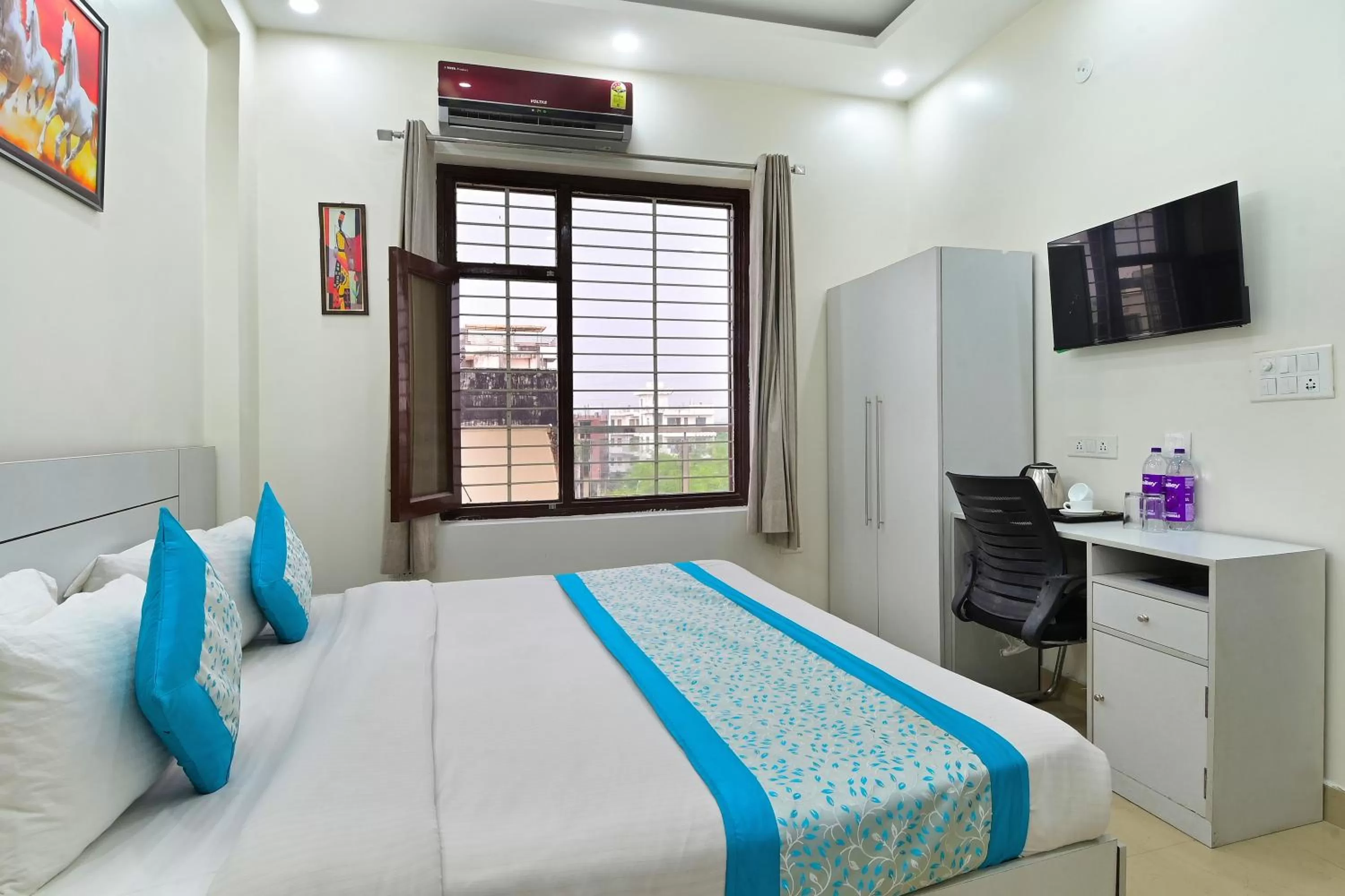 Bedroom, Bed in The Vertigo