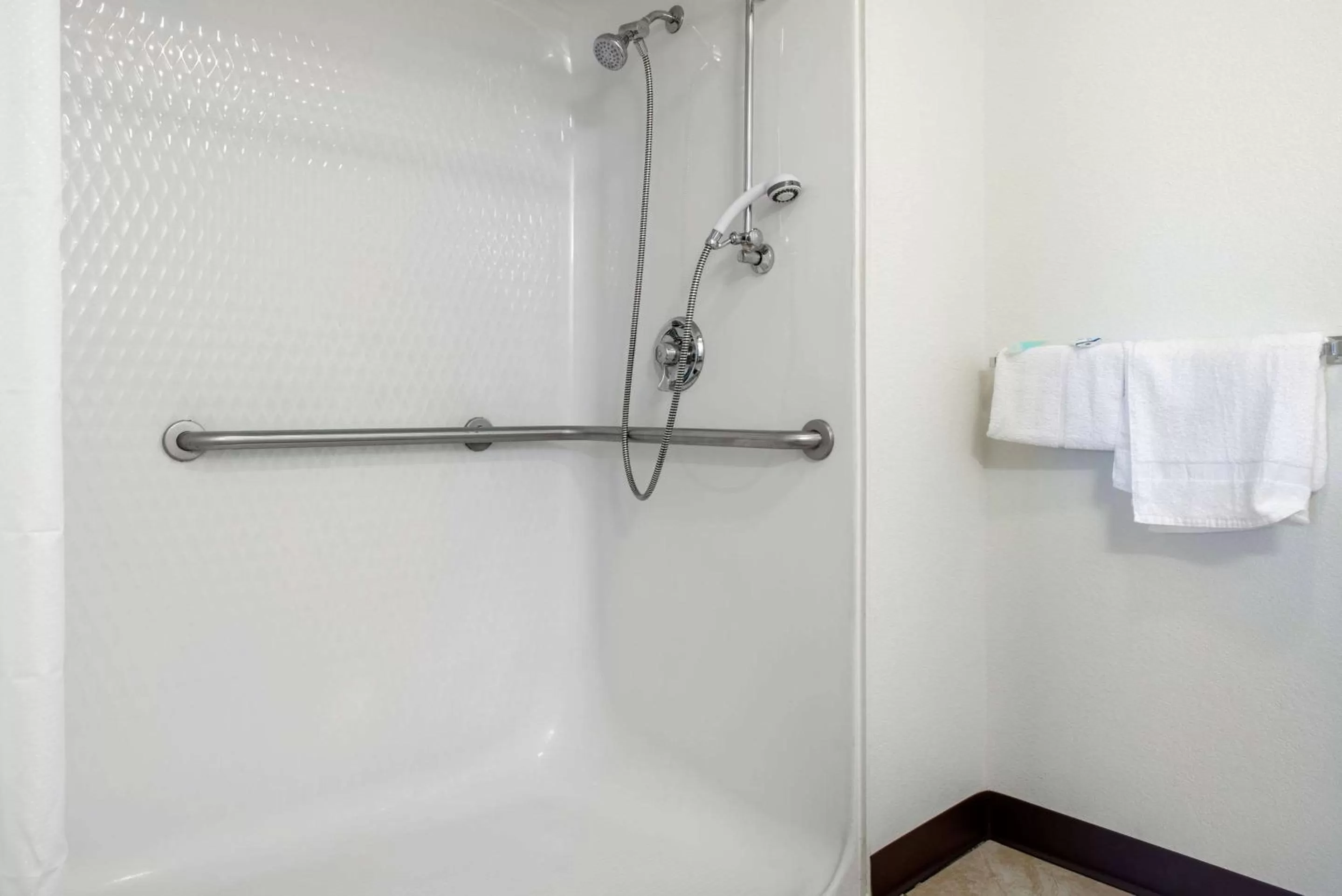 Bathroom in Rodeway Inn Sharonville