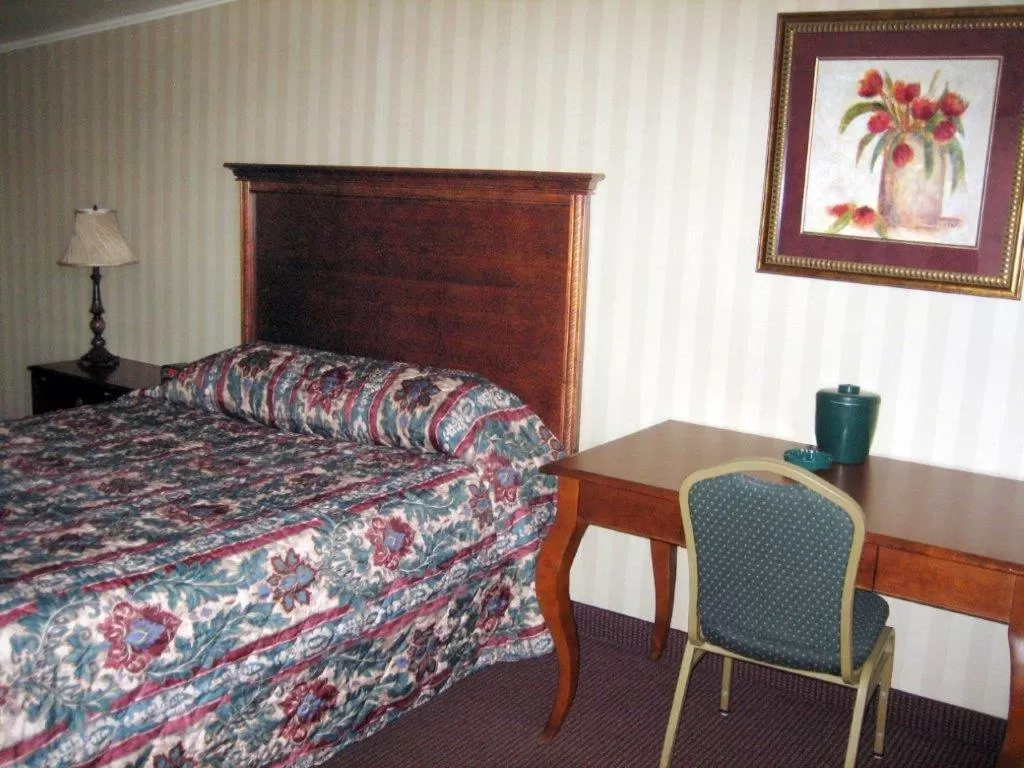 Bedroom, Bed in Fair Motel