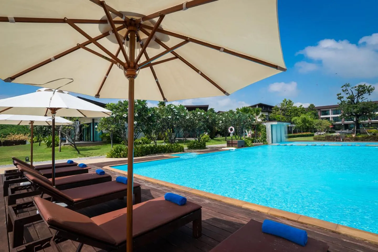 Swimming pool in i Tara Resort & Spa