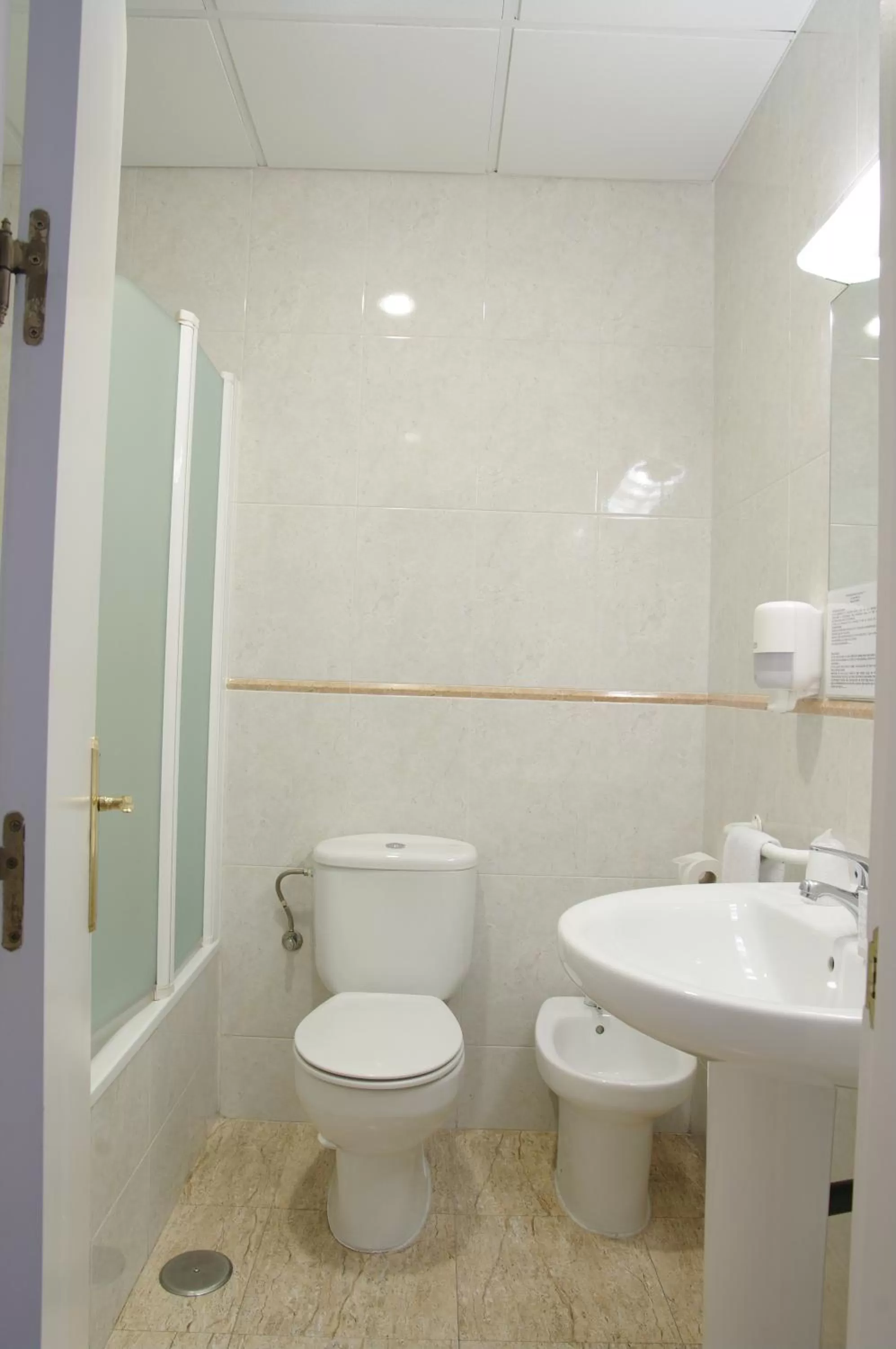 Bathroom in Hotel Barajas Plaza