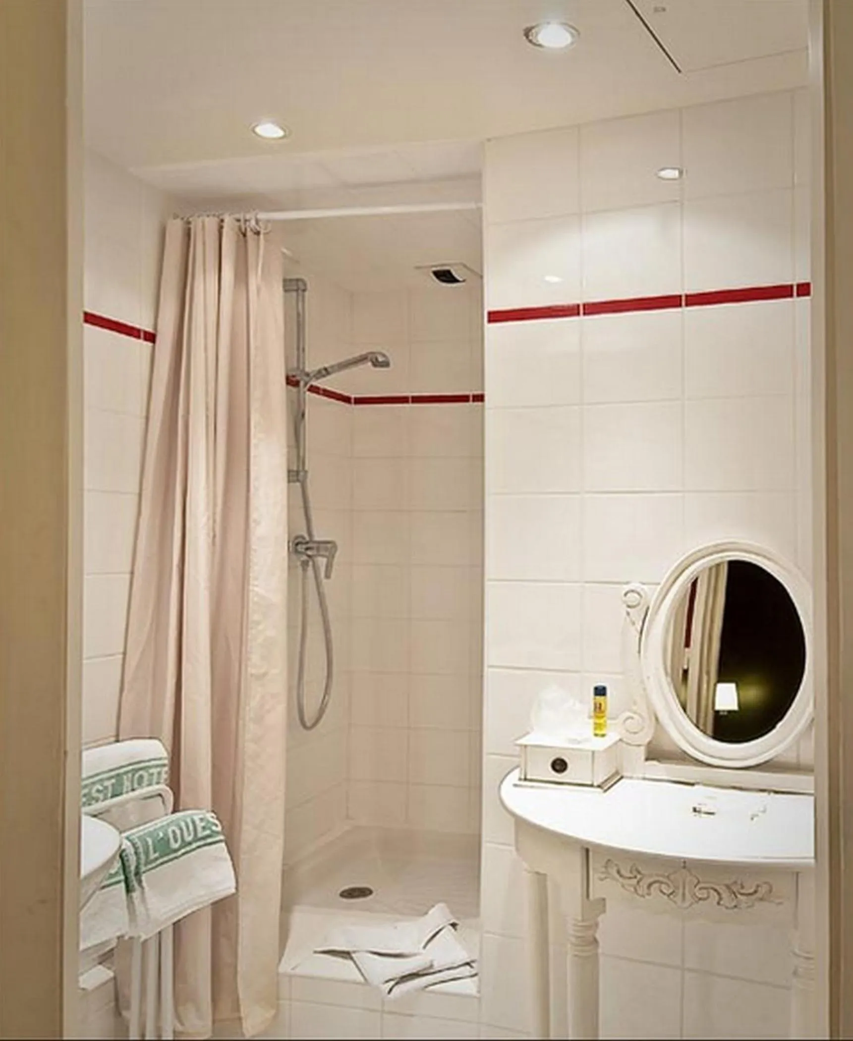 Bathroom in L'Ouest Hotel