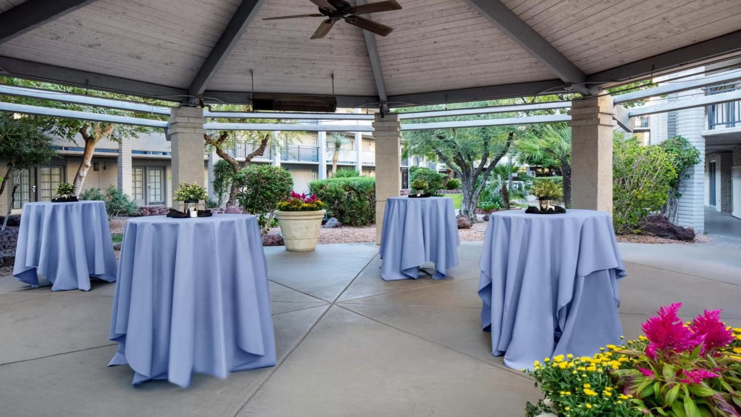 Restaurant/places to eat in Holiday Inn and Suites Phoenix Airport North by IHG