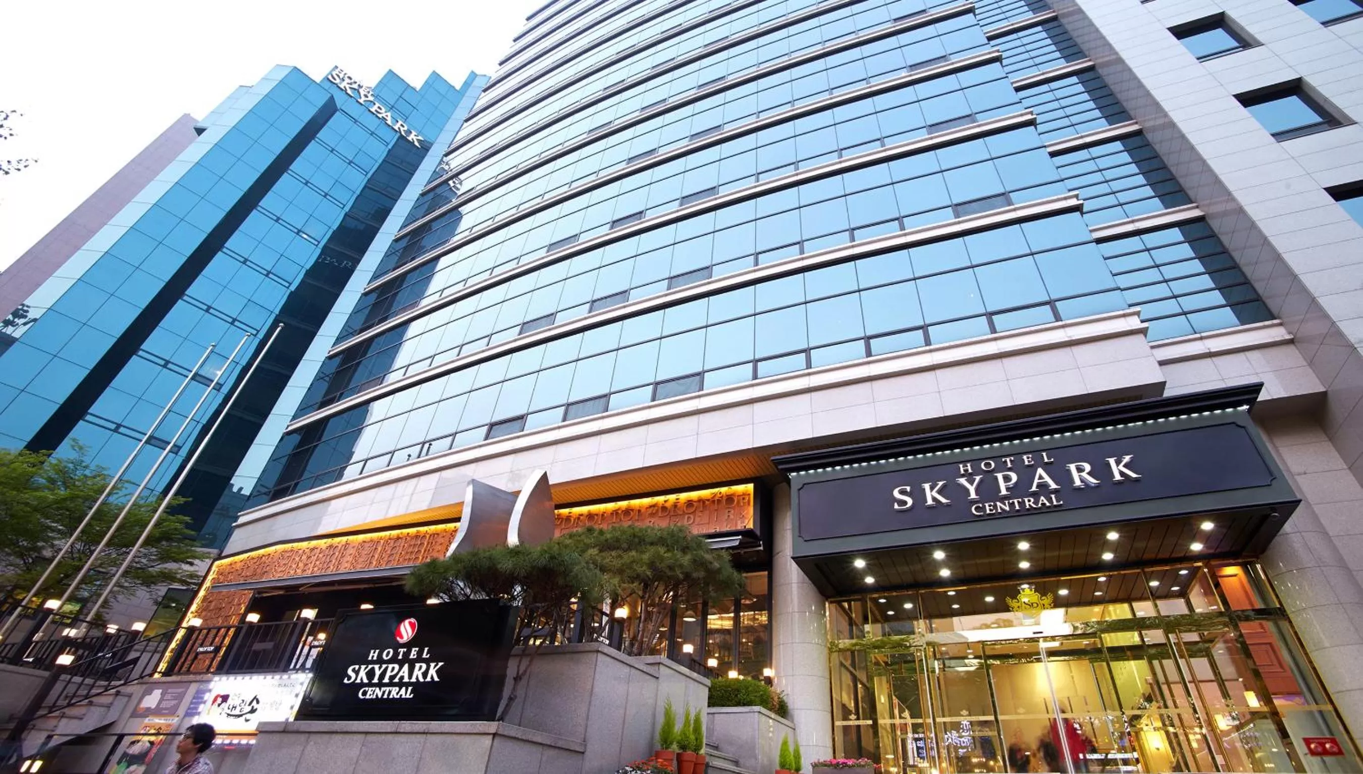 Facade/entrance in Hotel Skypark Central Myeongdong