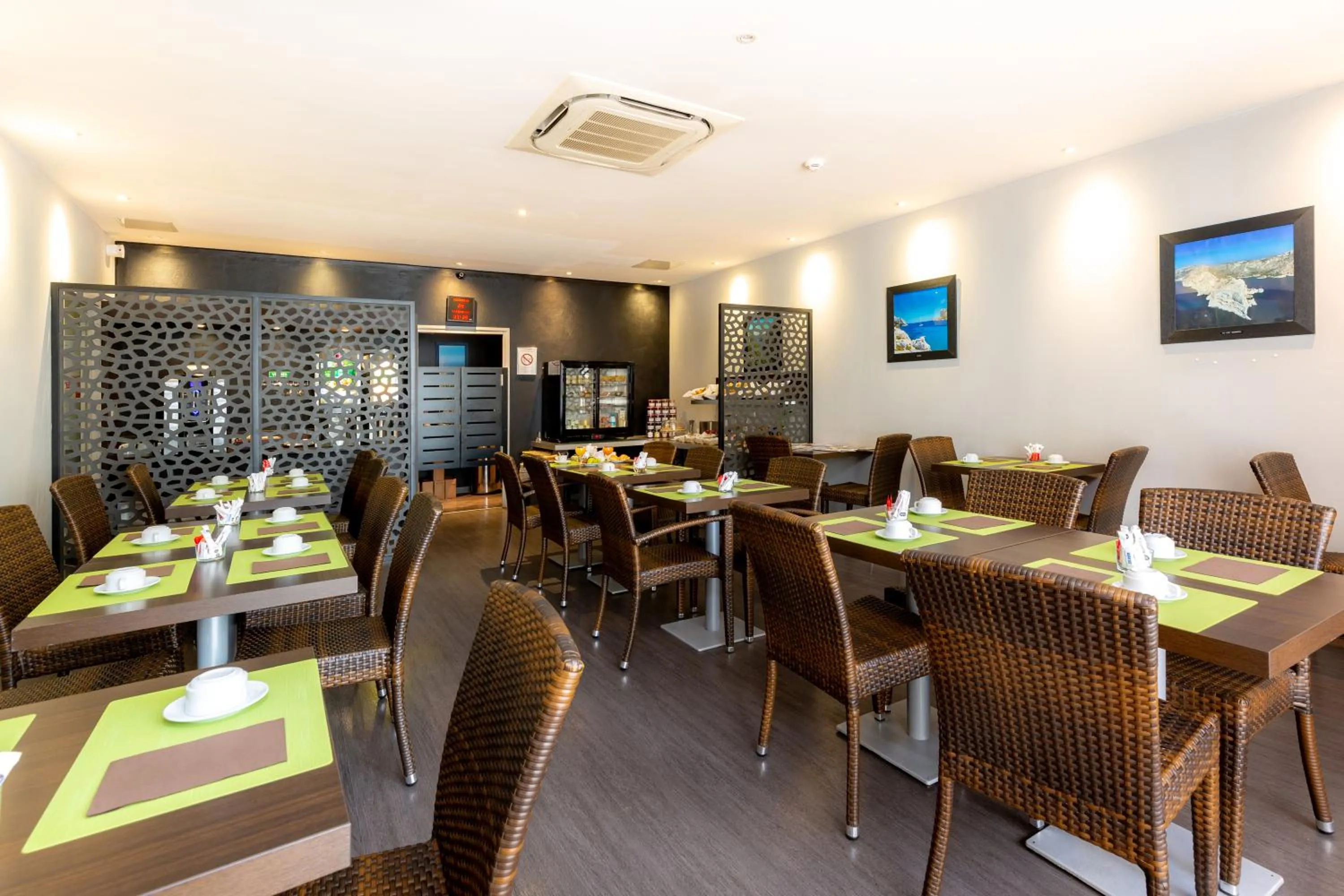 Buffet breakfast in Hotel Terminus Saint-Charles