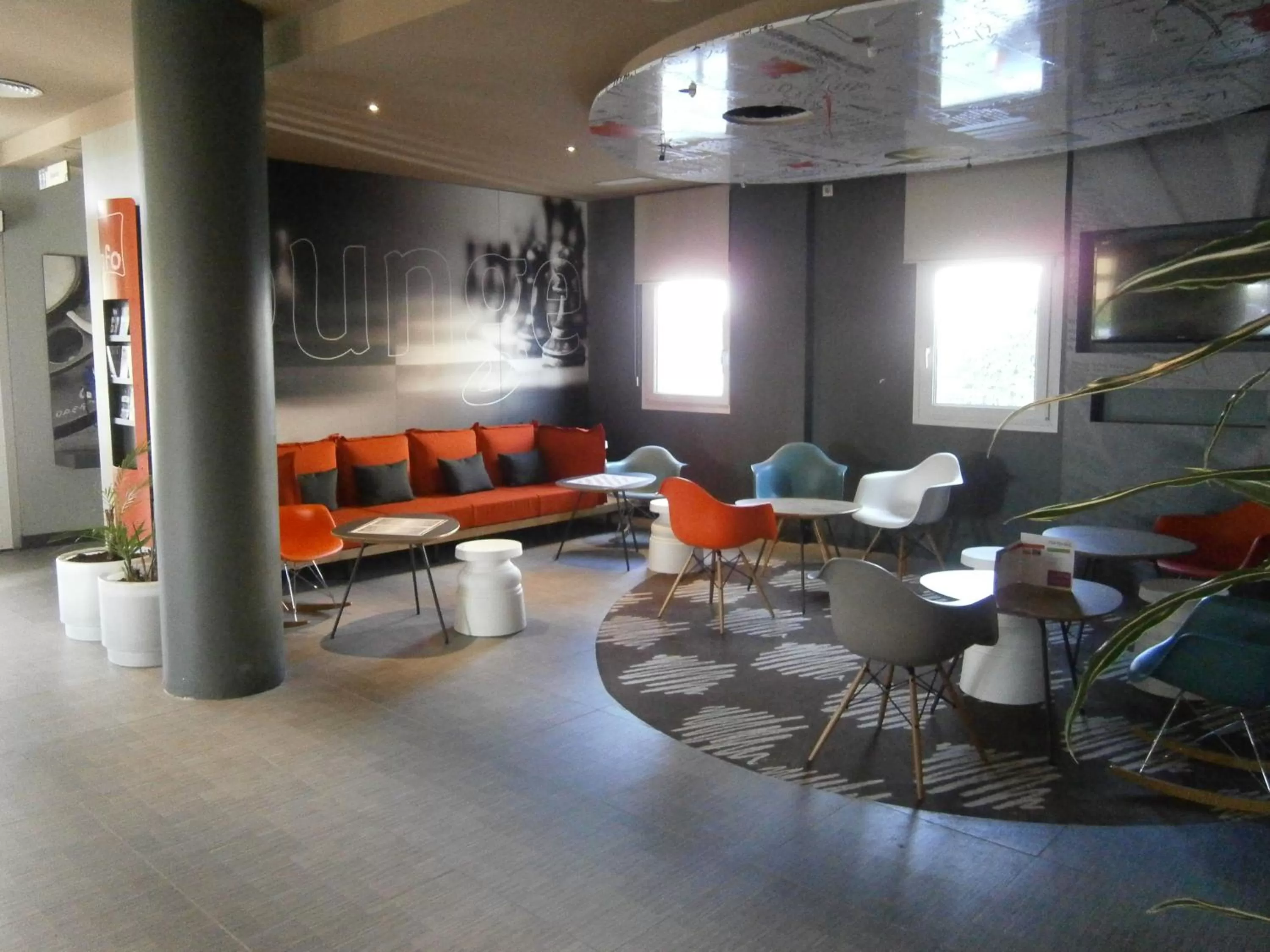 Communal lounge/ TV room in Ibis Sevilla