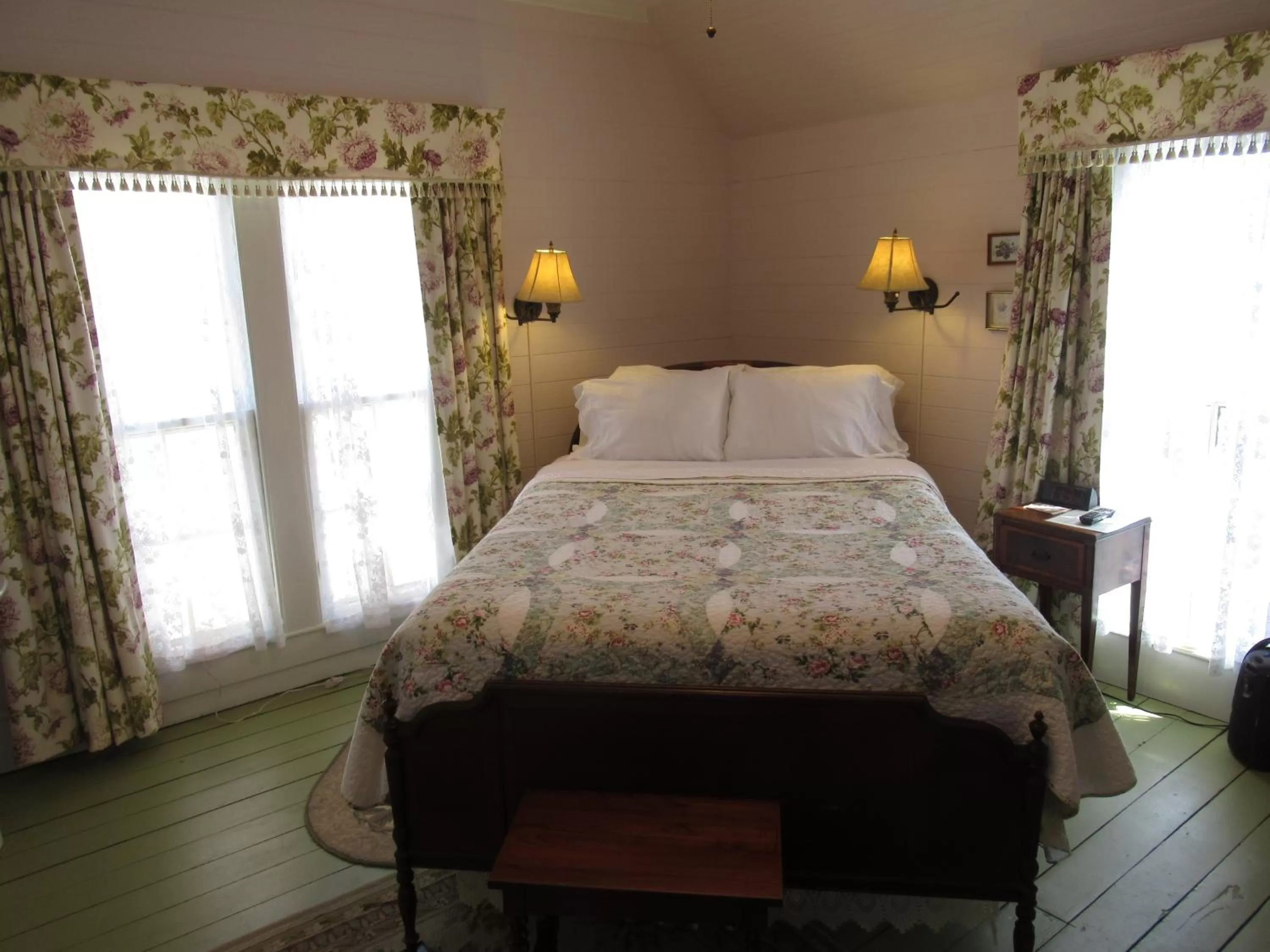 Bed in Carrier Houses Bed & Breakfast