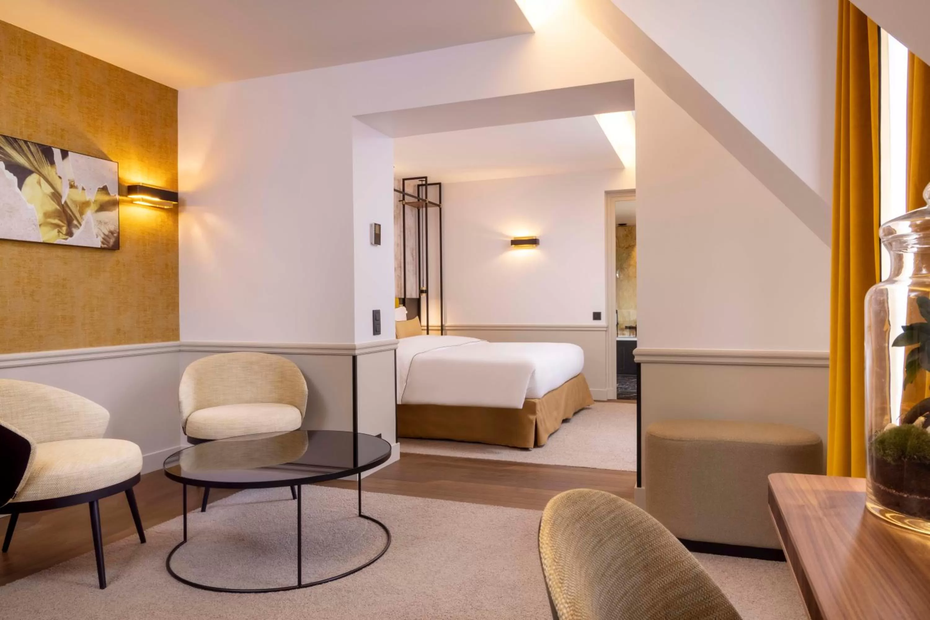 Living room, Bed in Victoria Palace Hotel