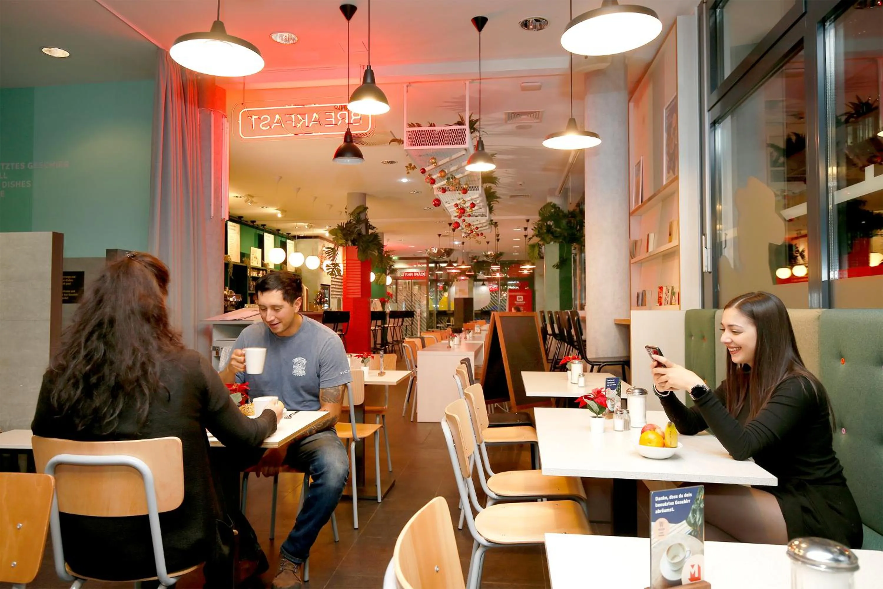 Breakfast in MEININGER Hotel Berlin Hauptbahnhof