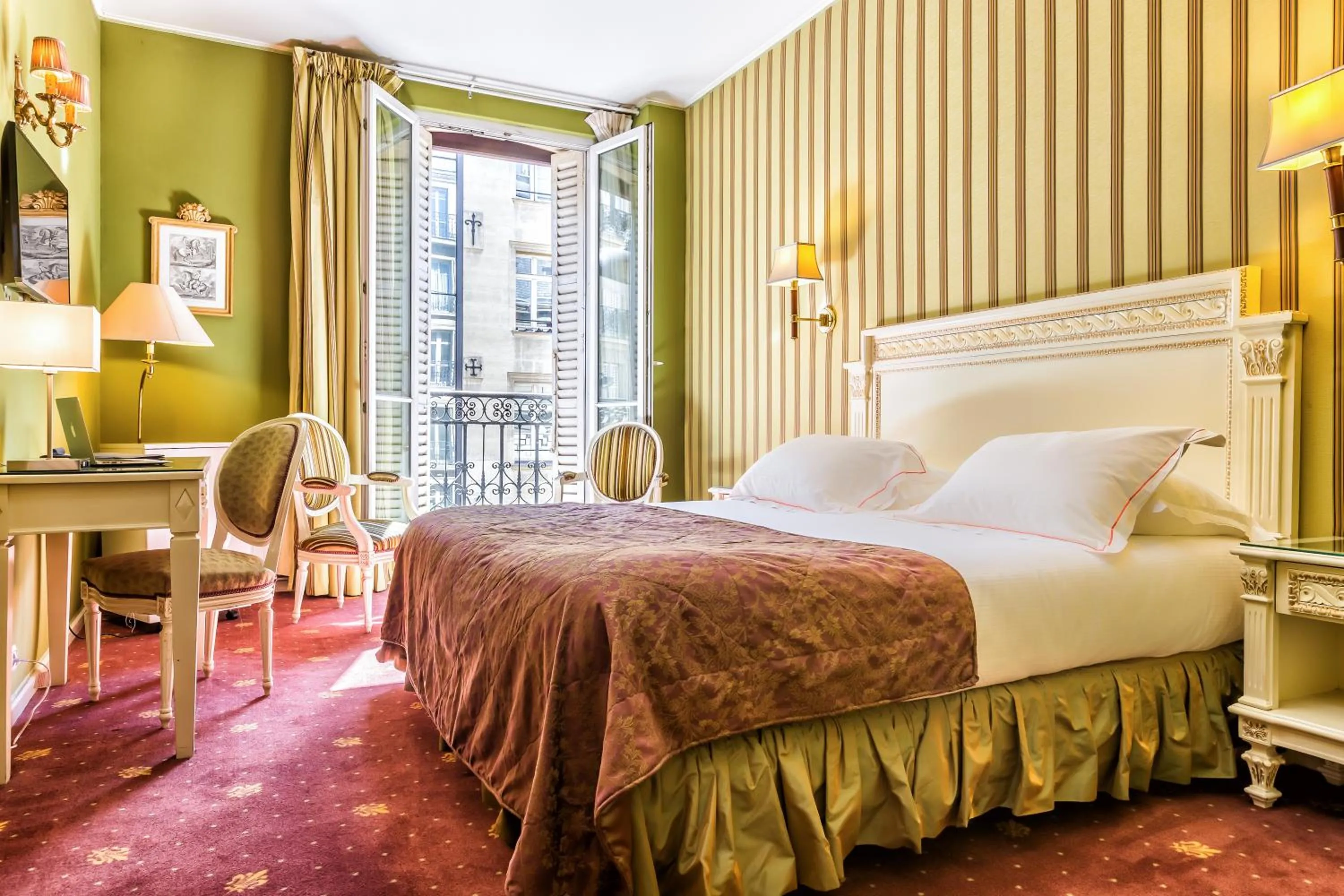 Day, Bed in Hotel Regence Paris