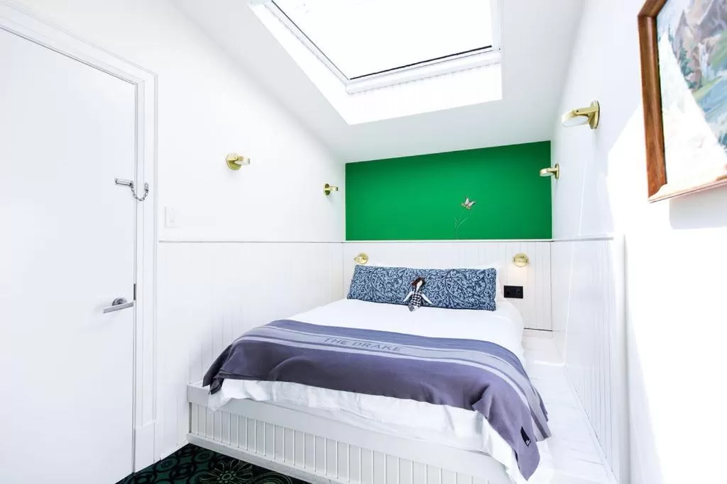 Bed in Drake Devonshire and Motor Inn