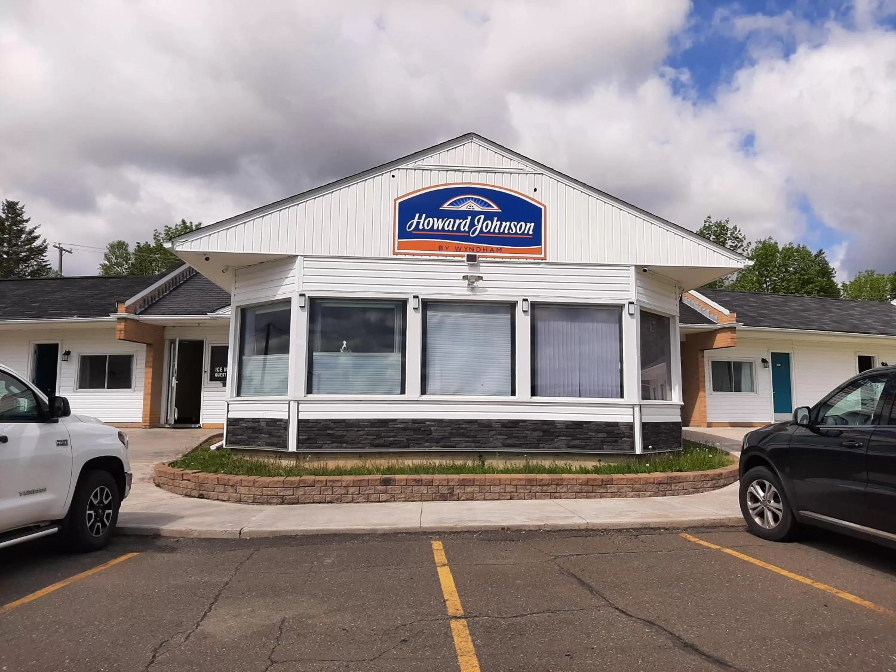 Property building in Howard Johnson by Wyndham Woodstock NB
