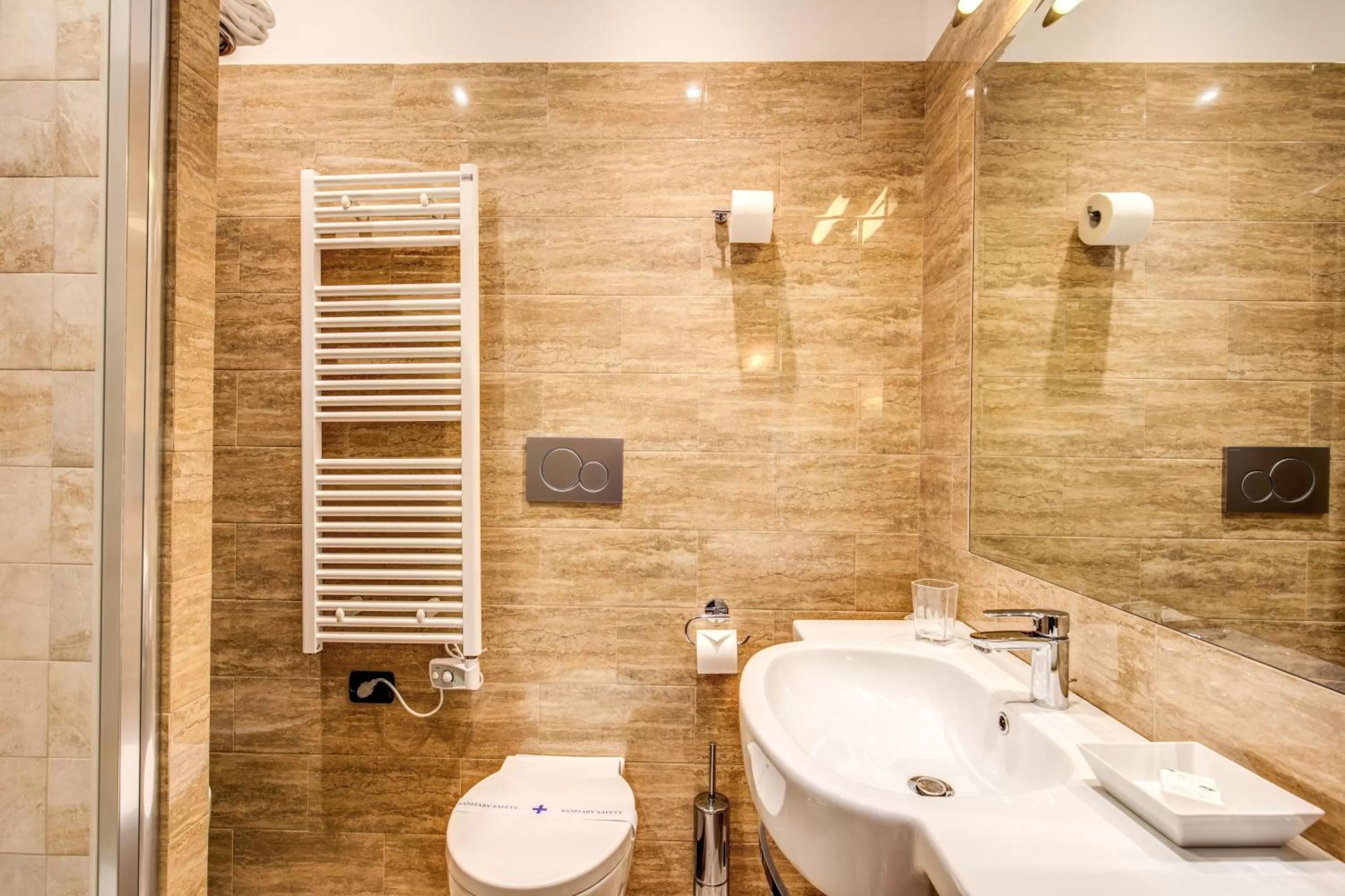 Shower in Hotel Roma Tiburtina Metro