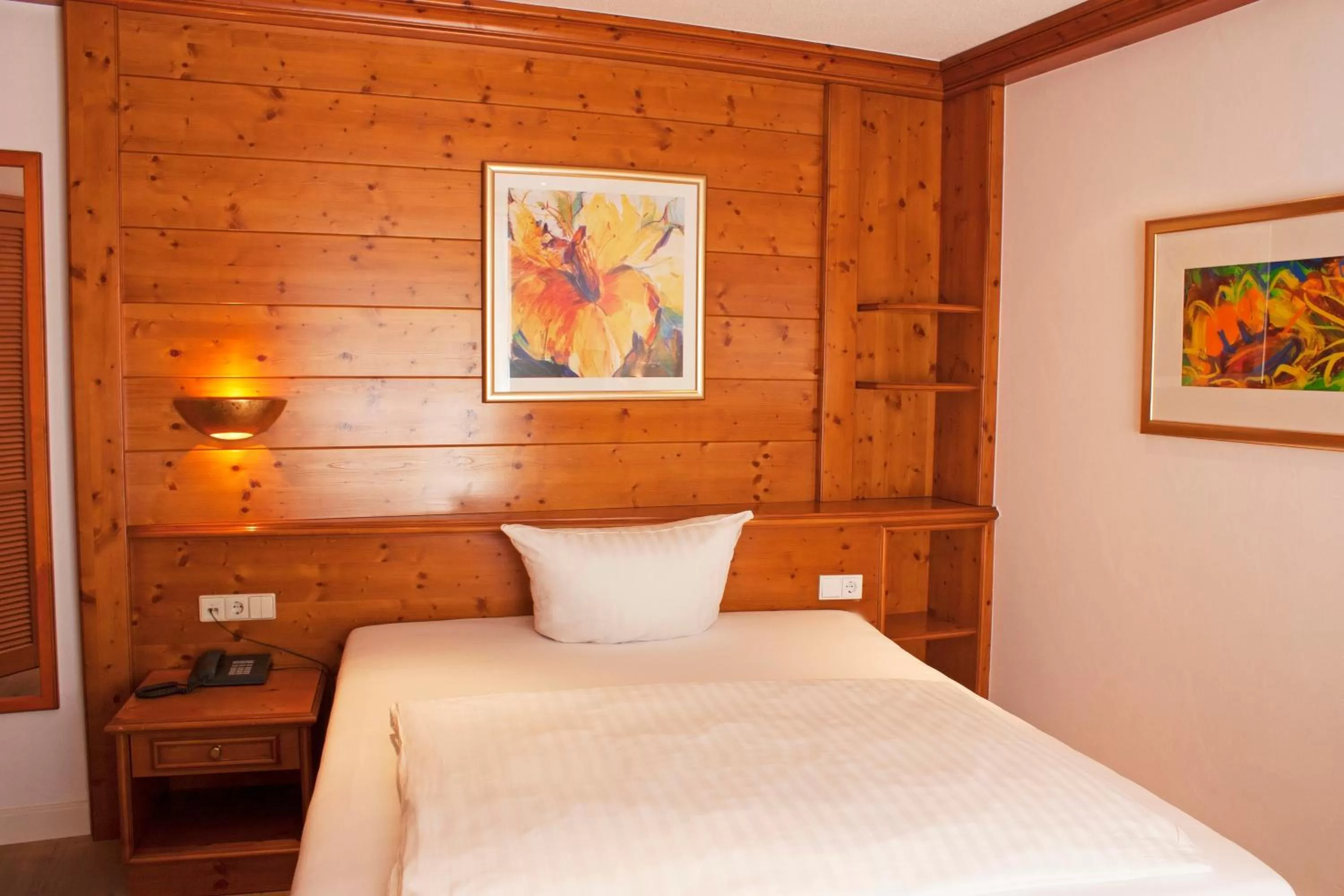 Photo of the whole room, Bed in Hotel Bayerischer Hof