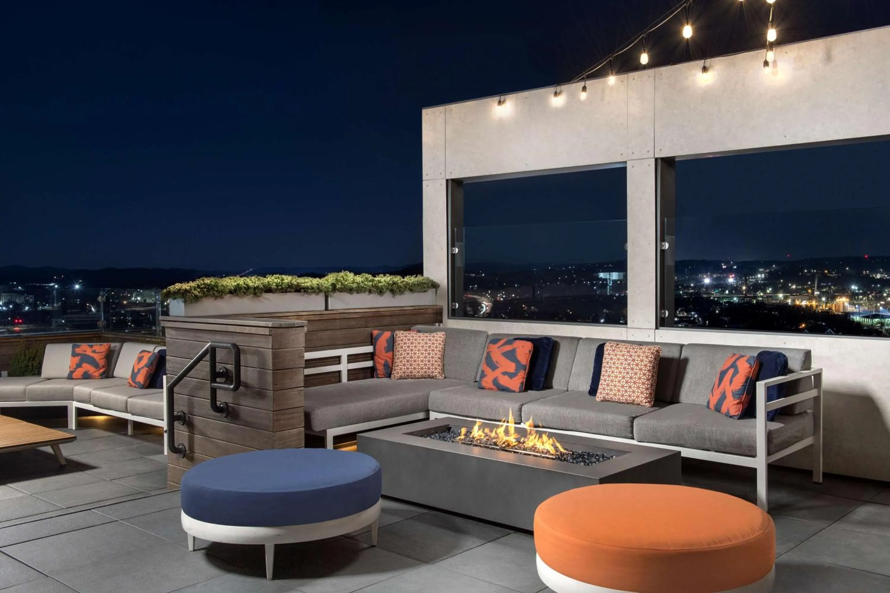 Lounge or bar in Embassy Suites By Hilton Knoxville Downtown