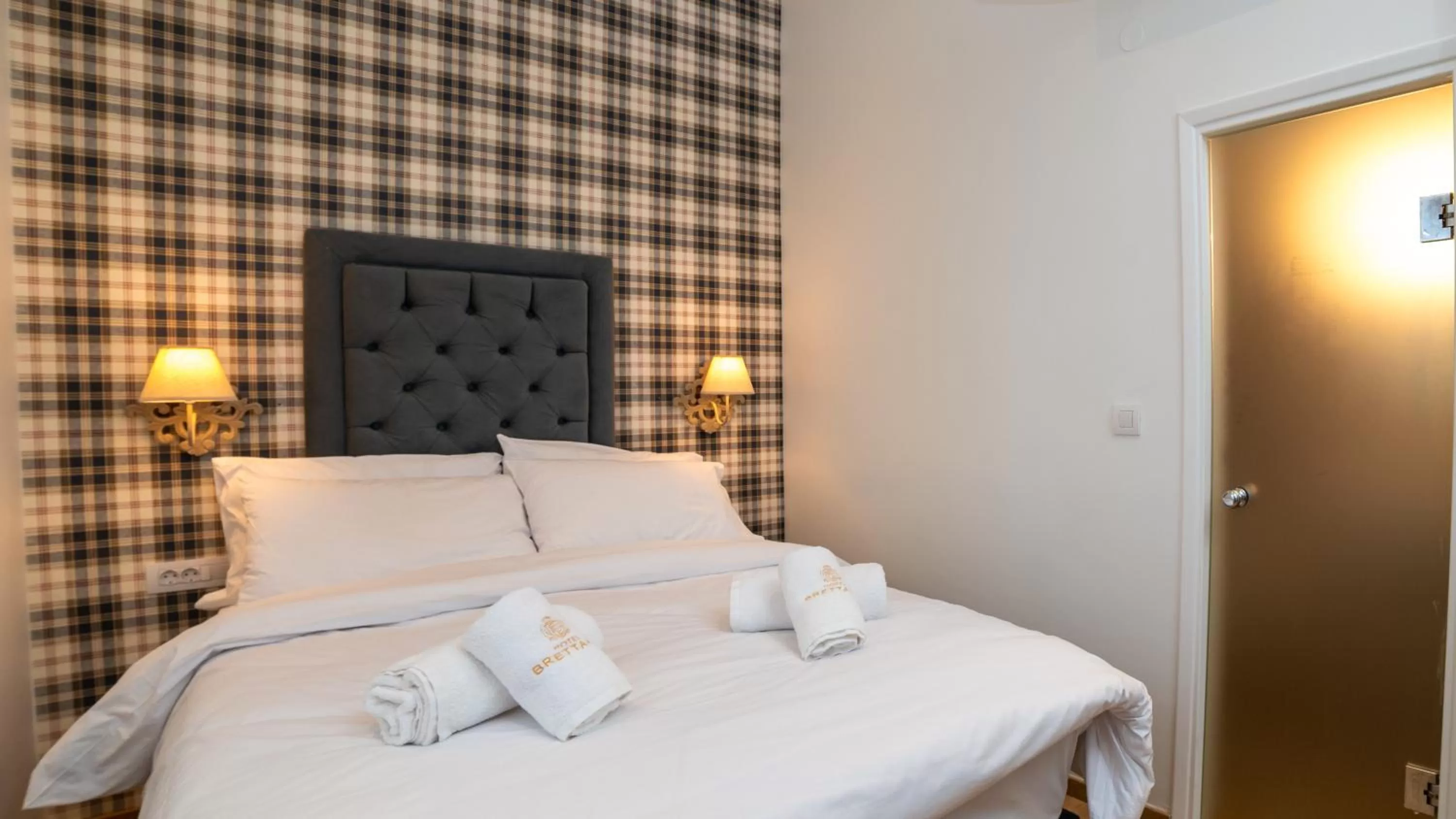 Bedroom, Bed in Brettania Hotel