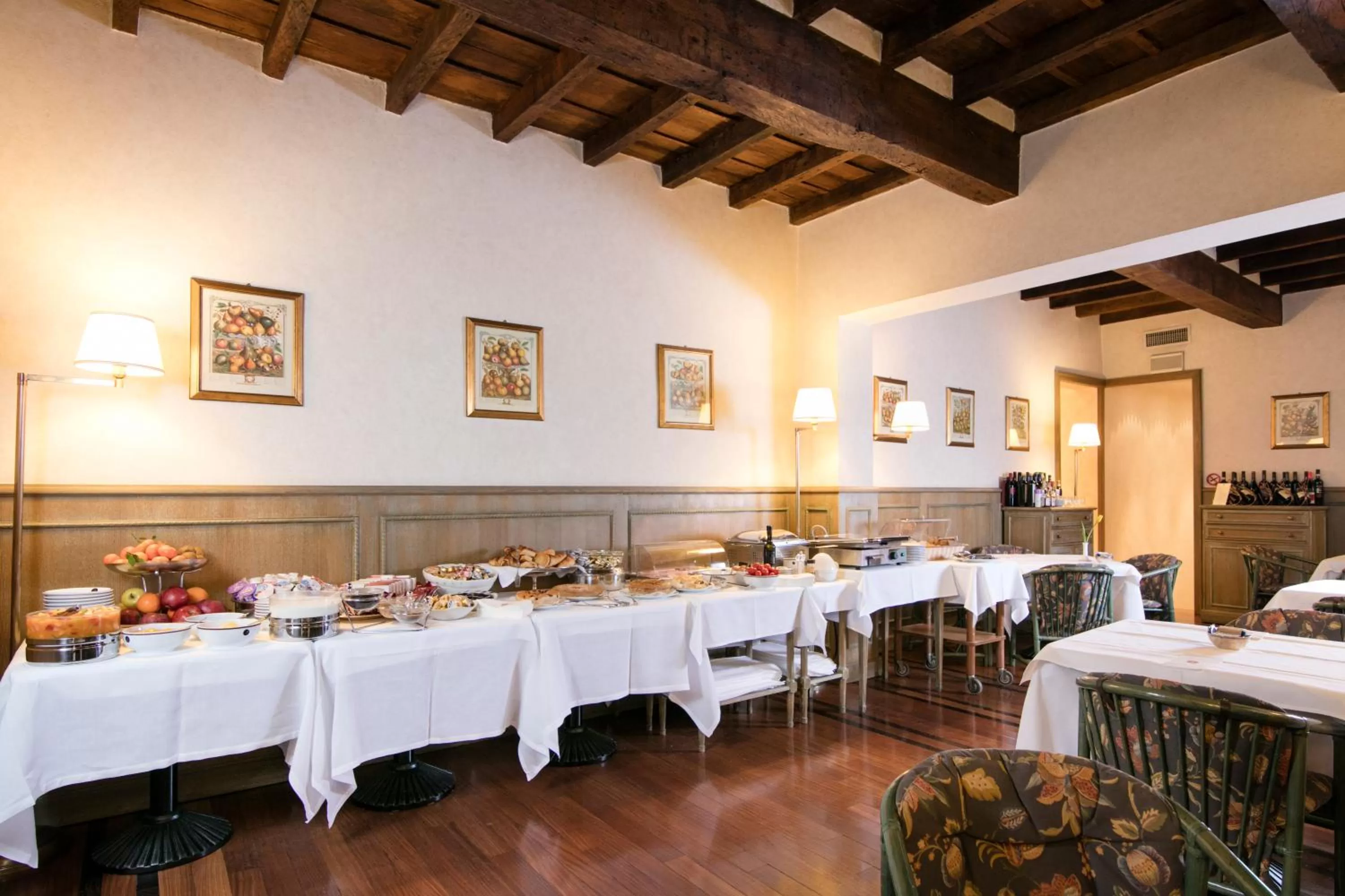 Restaurant/places to eat in Albergo Delle Notarie