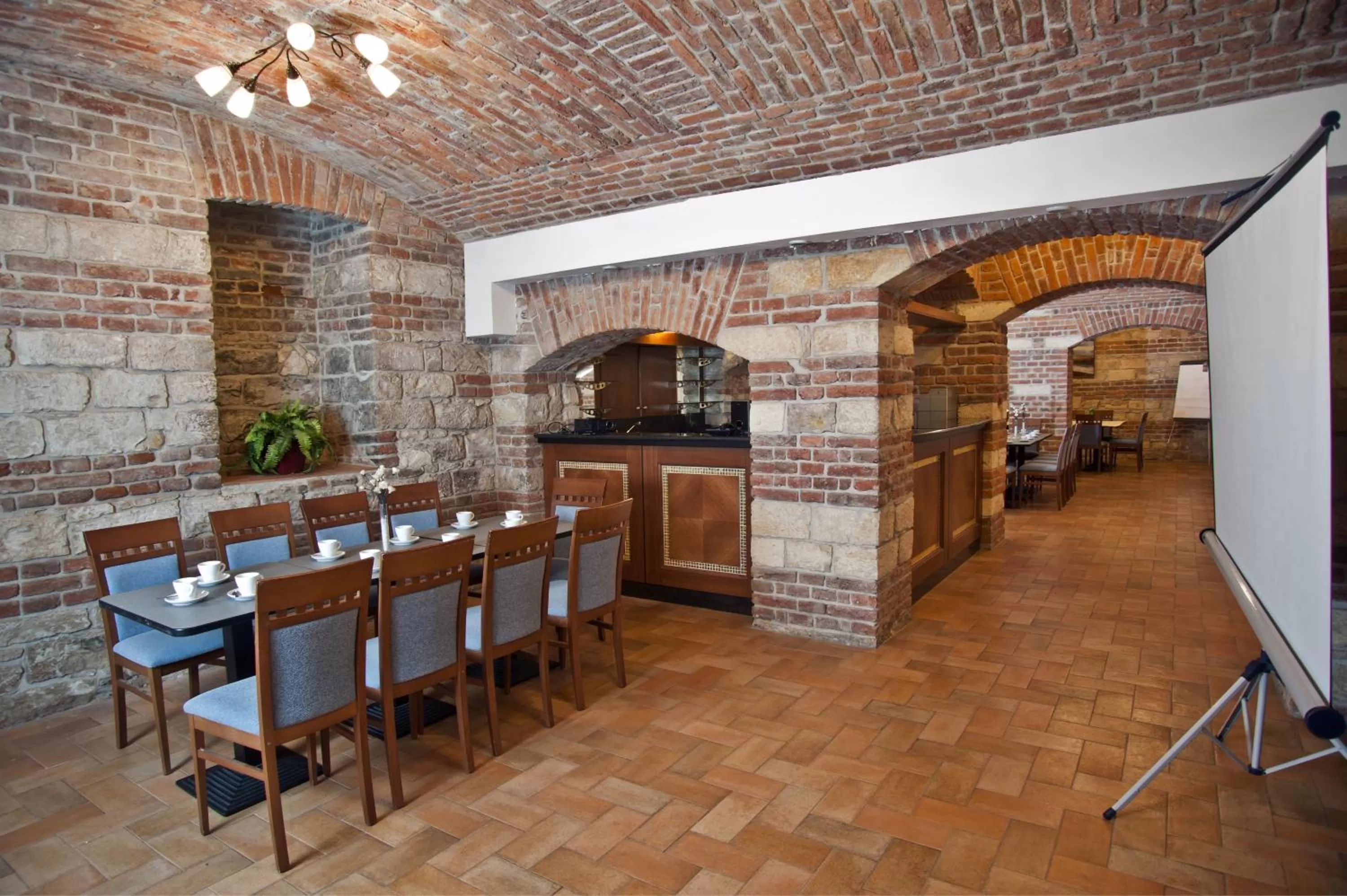 Restaurant/places to eat in Hotel Galileo