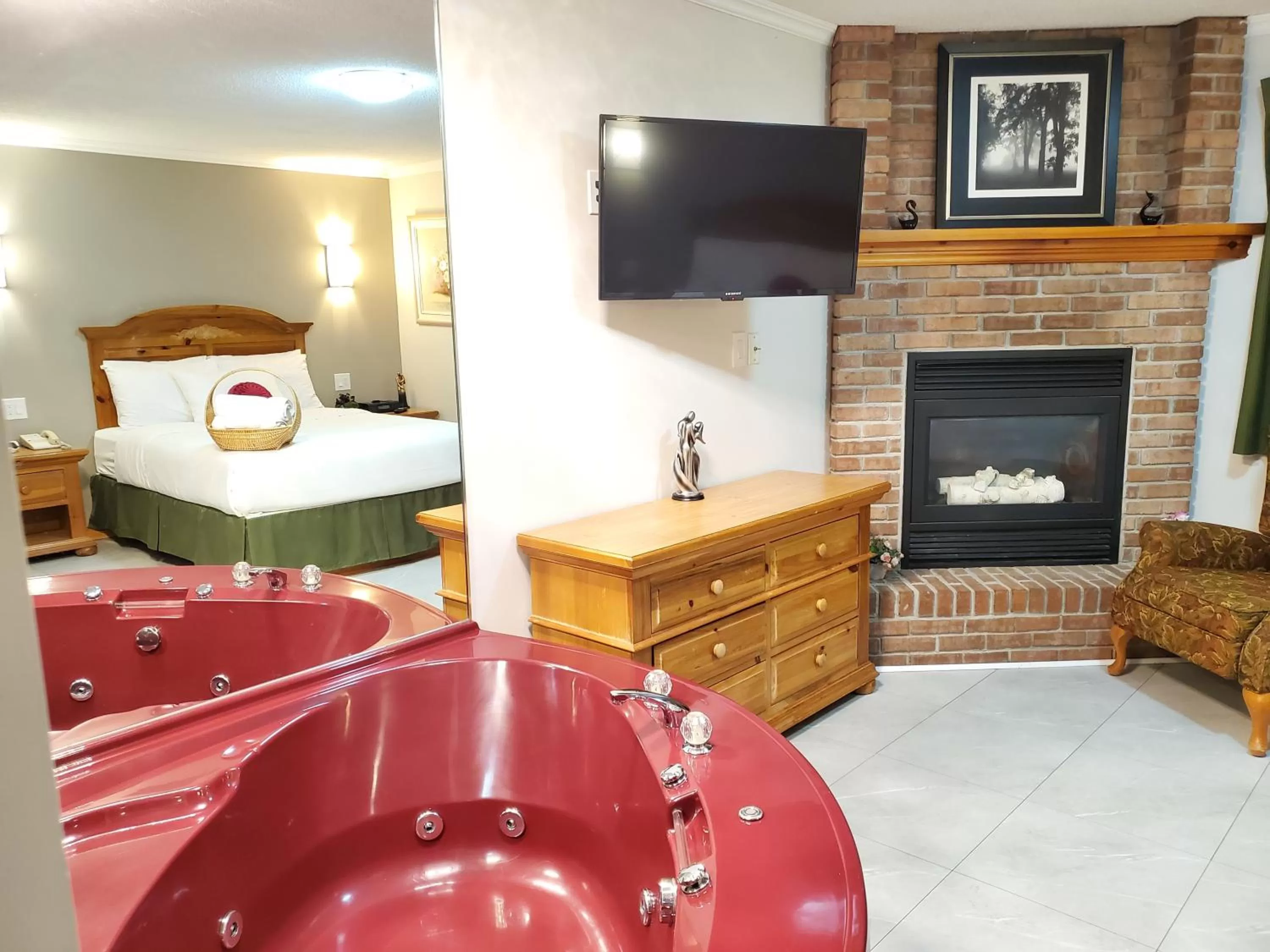 Bed in Knights Inn Colonial Fireside Inn