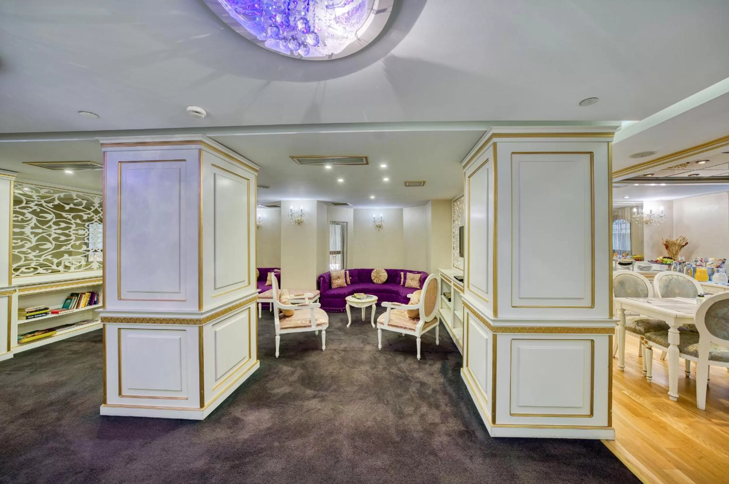 Lounge or bar in Crowne Plaza Istanbul - Old City by IHG