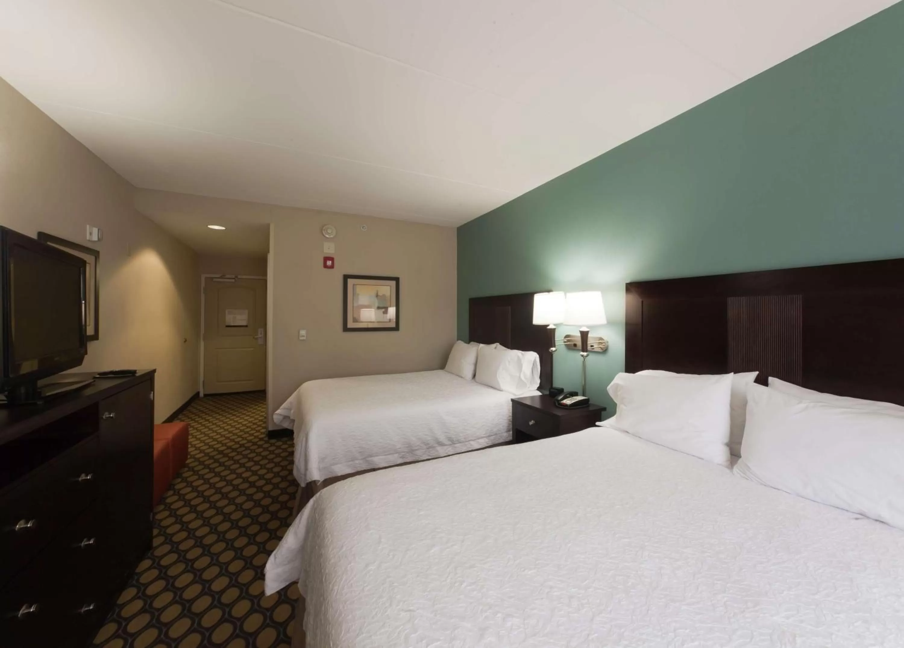 Photo of the whole room, Bed in Hampton Inn North Brunswick NJ