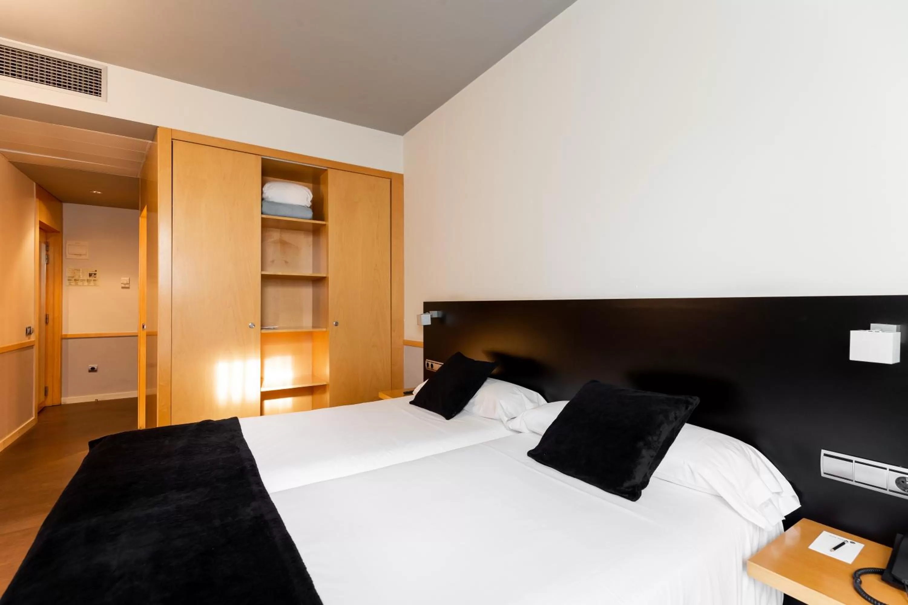 Photo of the whole room, Bed in Onix Liceo