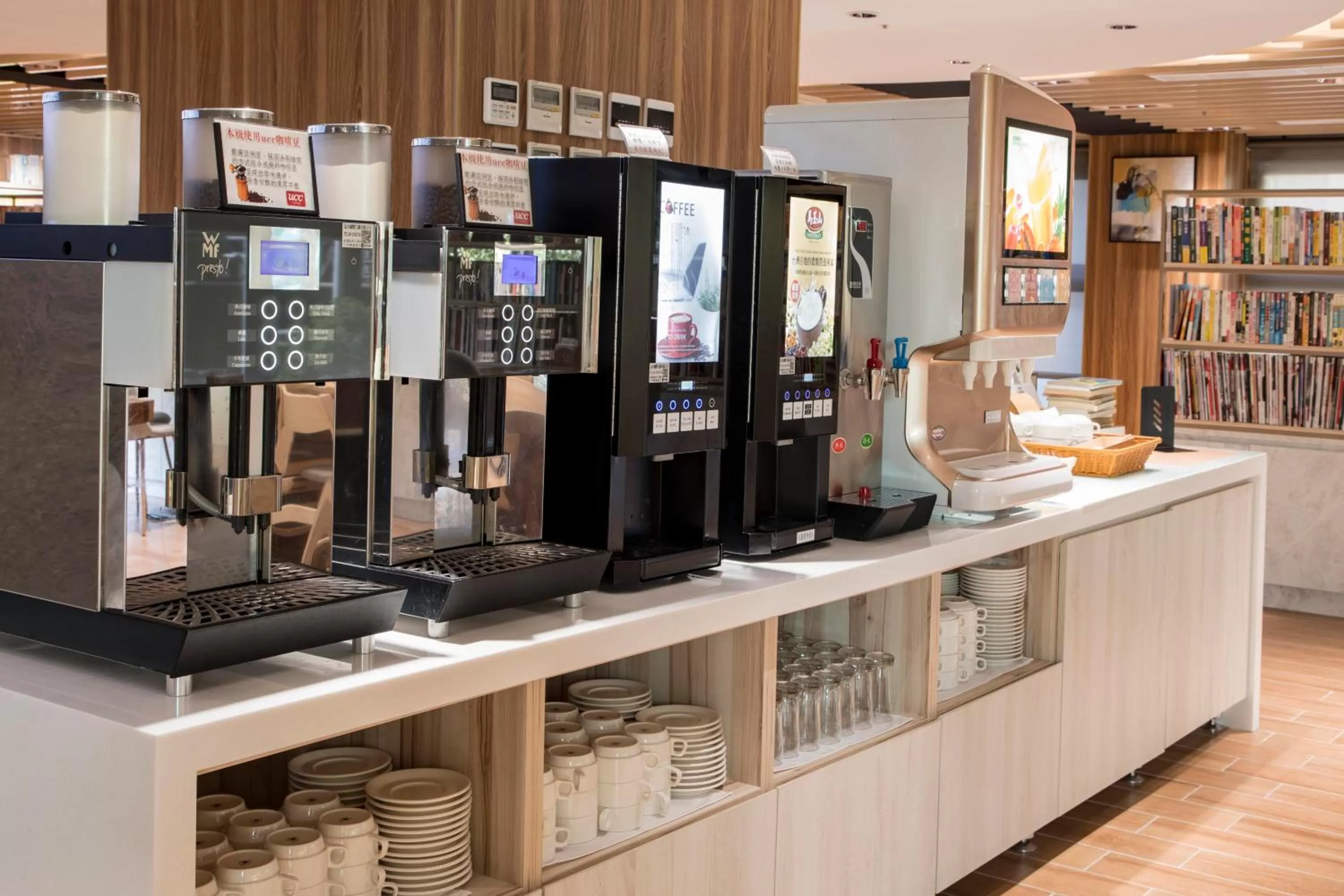 Restaurant/places to eat in Darlon Hotel