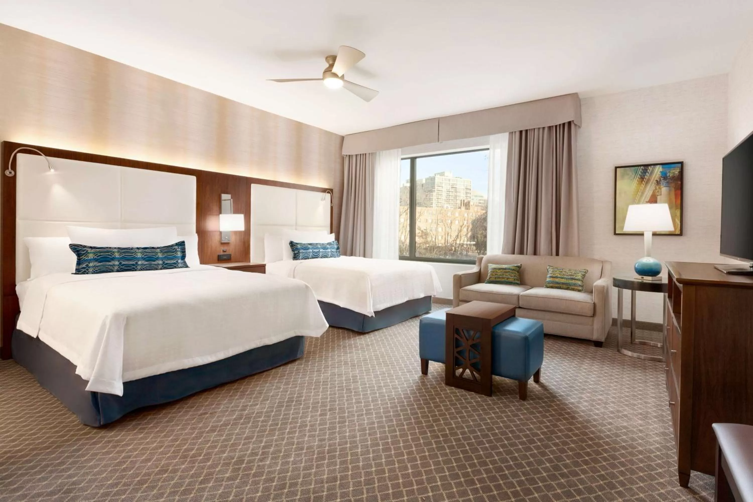 Living room, Bed in Homewood Suites By Hilton Arlington Rosslyn Key Bridge
